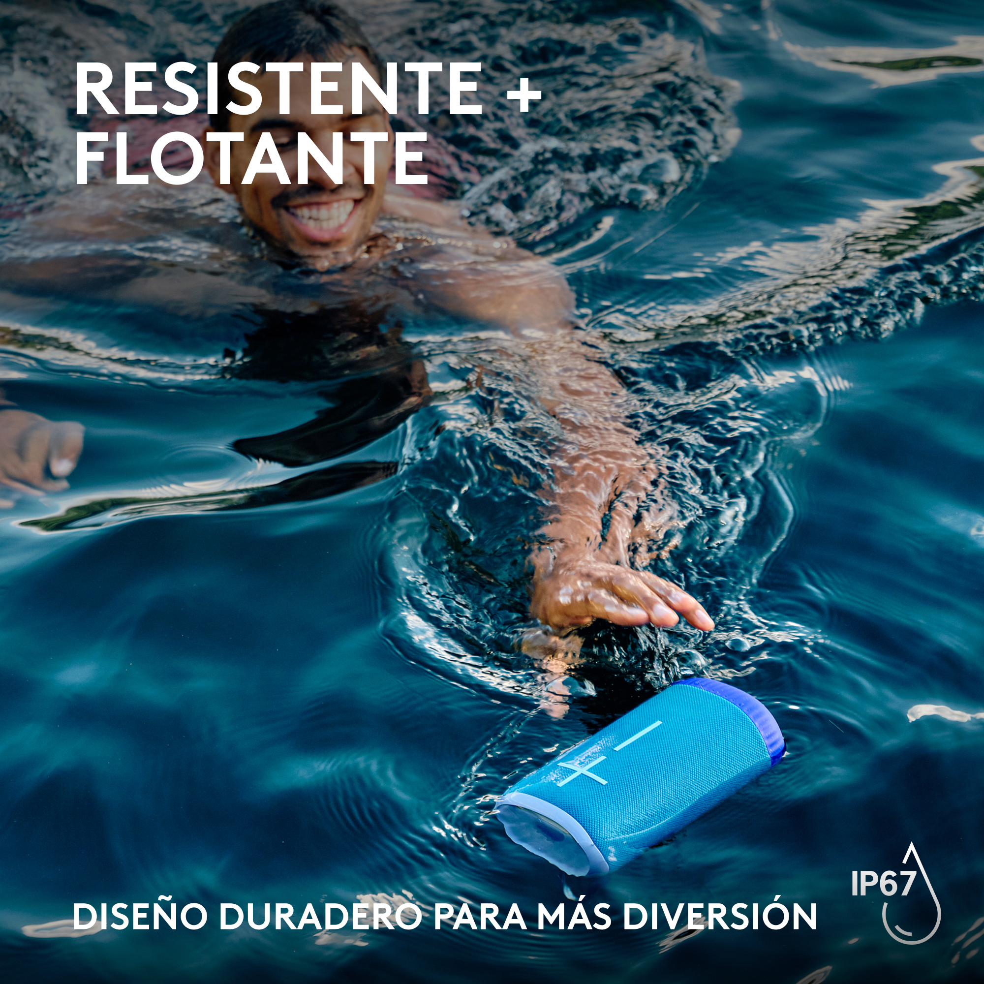 Hombre nadando en agua azul con un altavoz azul flotante. Texto: Diseño duradero para más diversión.
