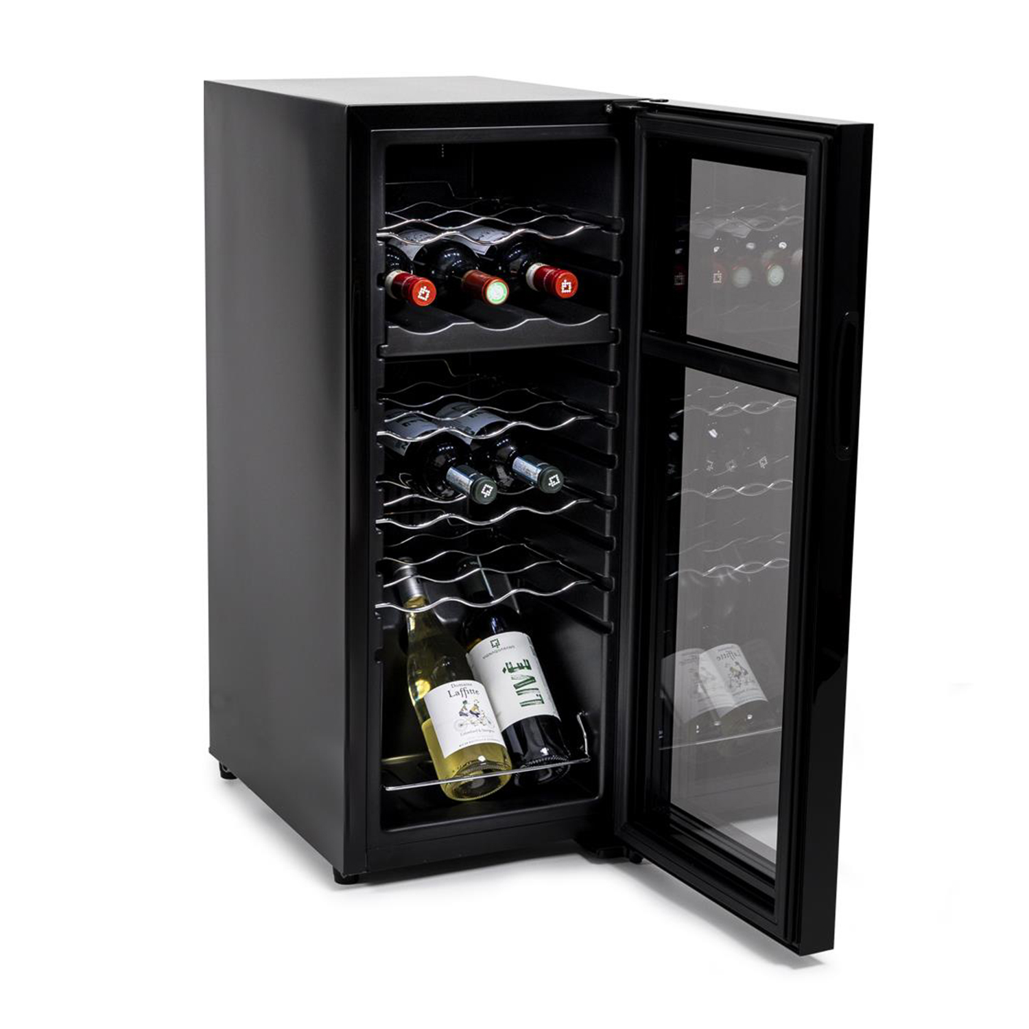 Un refrigeratore per vino nero con la porta aperta, che rivela bottiglie di vino. Lo sfondo è bianco.