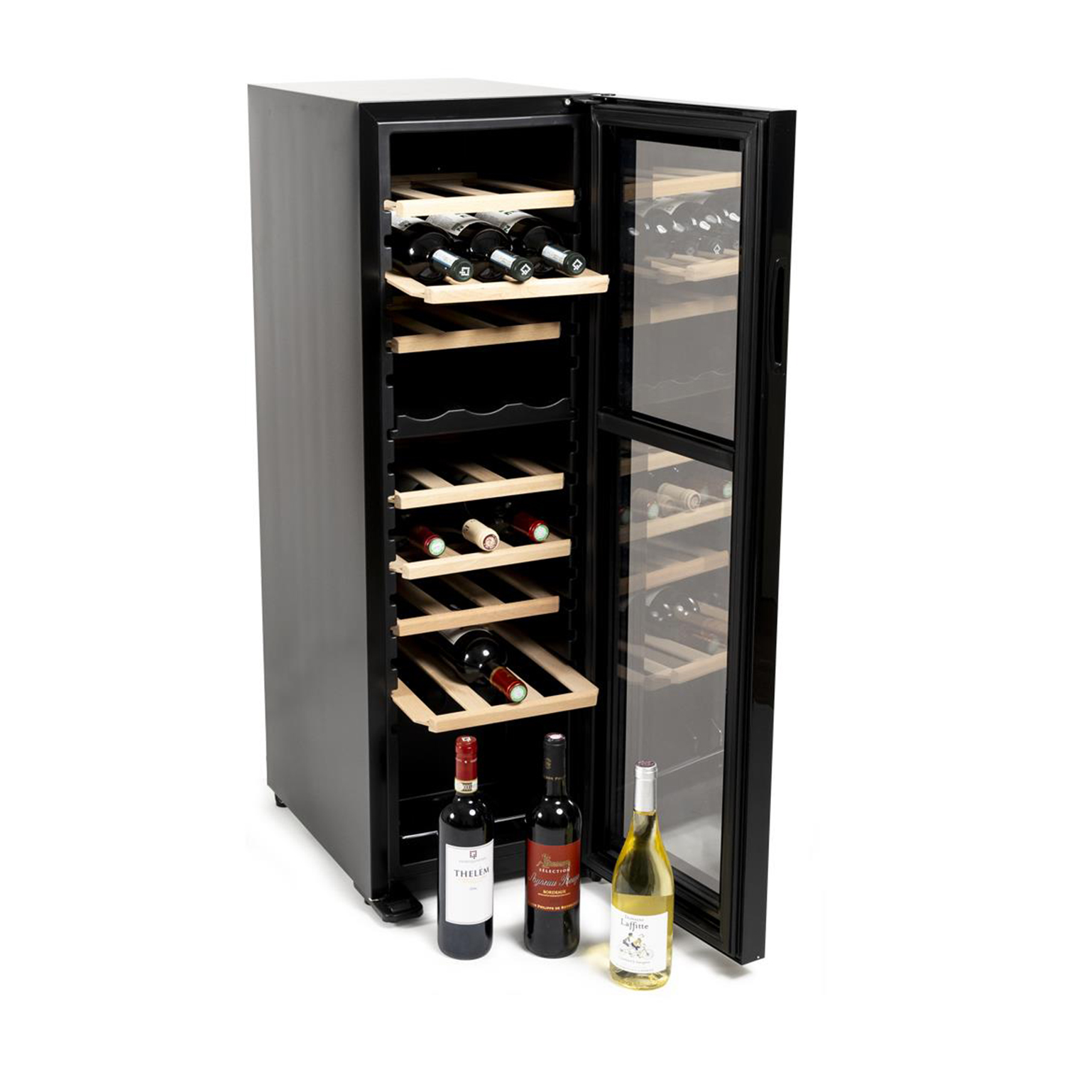 Cantinetta nera con porta a vetri aperta, che rivela bottiglie di vino su ripiani in legno. Tre bottiglie davanti.