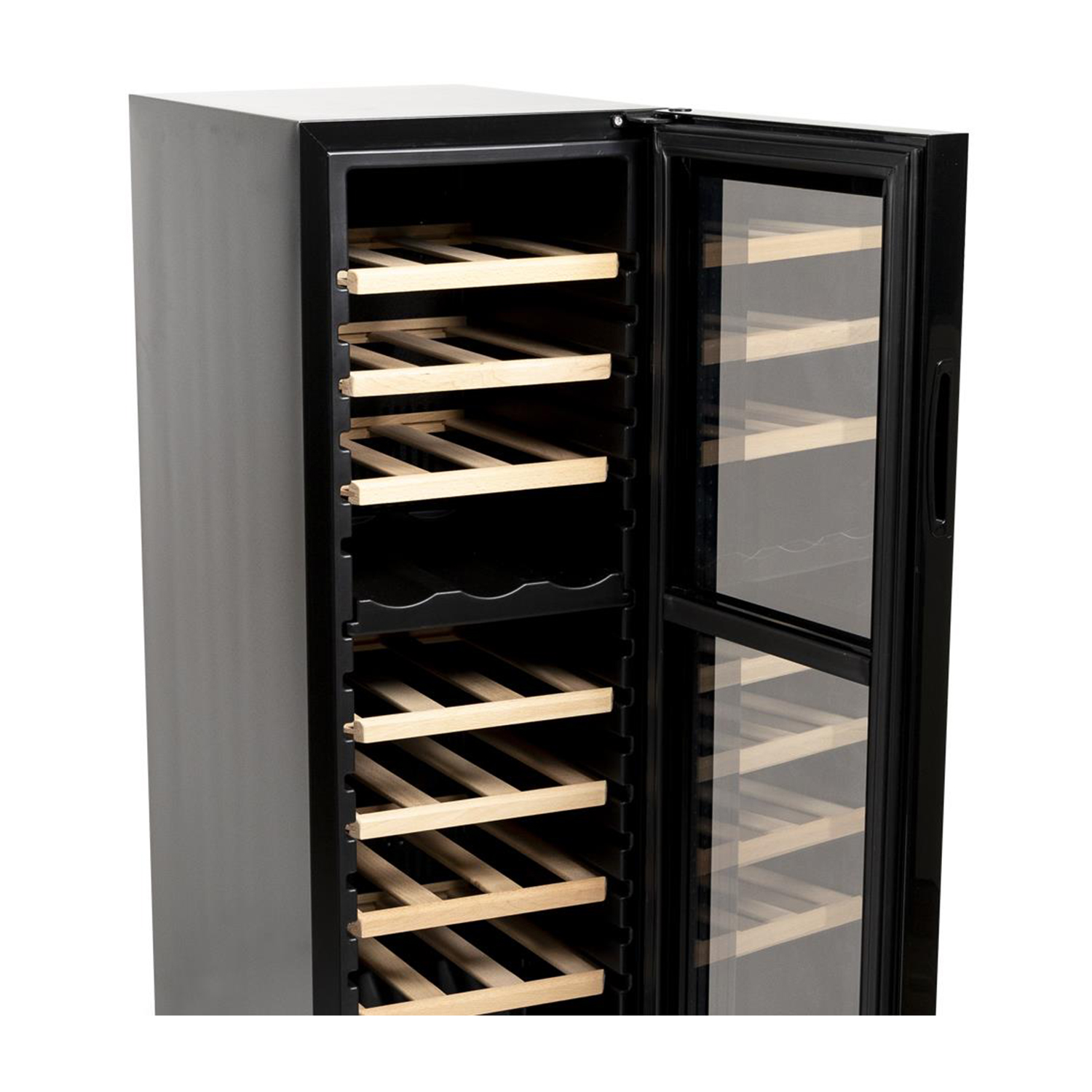 Un refrigeratore per vino nero con porta a vetro aperta, che mostra ripiani in legno per bottiglie.