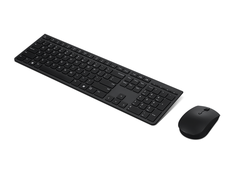Conjunto de teclado y ratón negros sobre una superficie negra, vista superior.