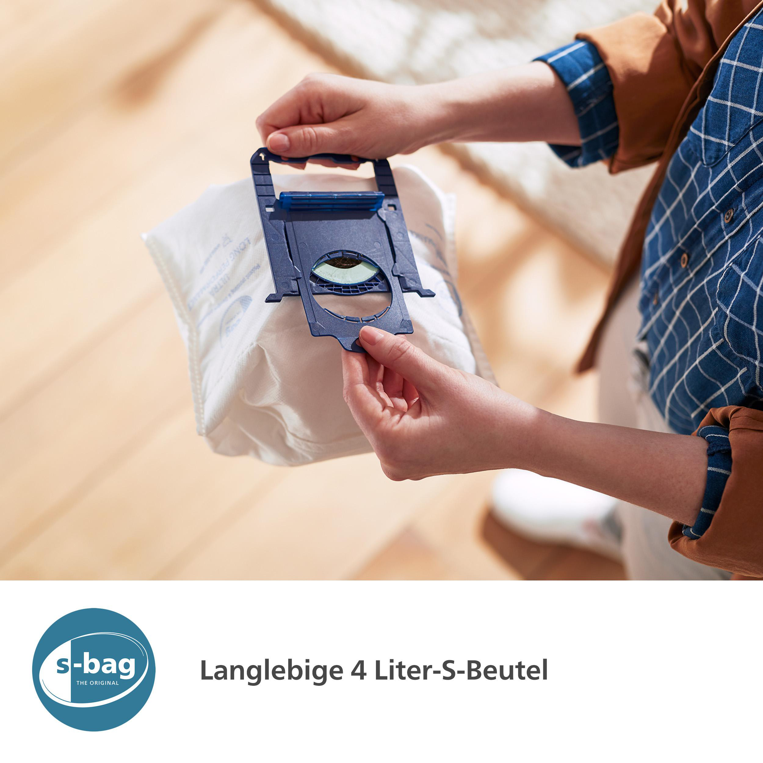 Eine Person hält einen Staubsaugerbeutel. Die Tasche ist weiß mit einem blauen Kunststoffrahmen.