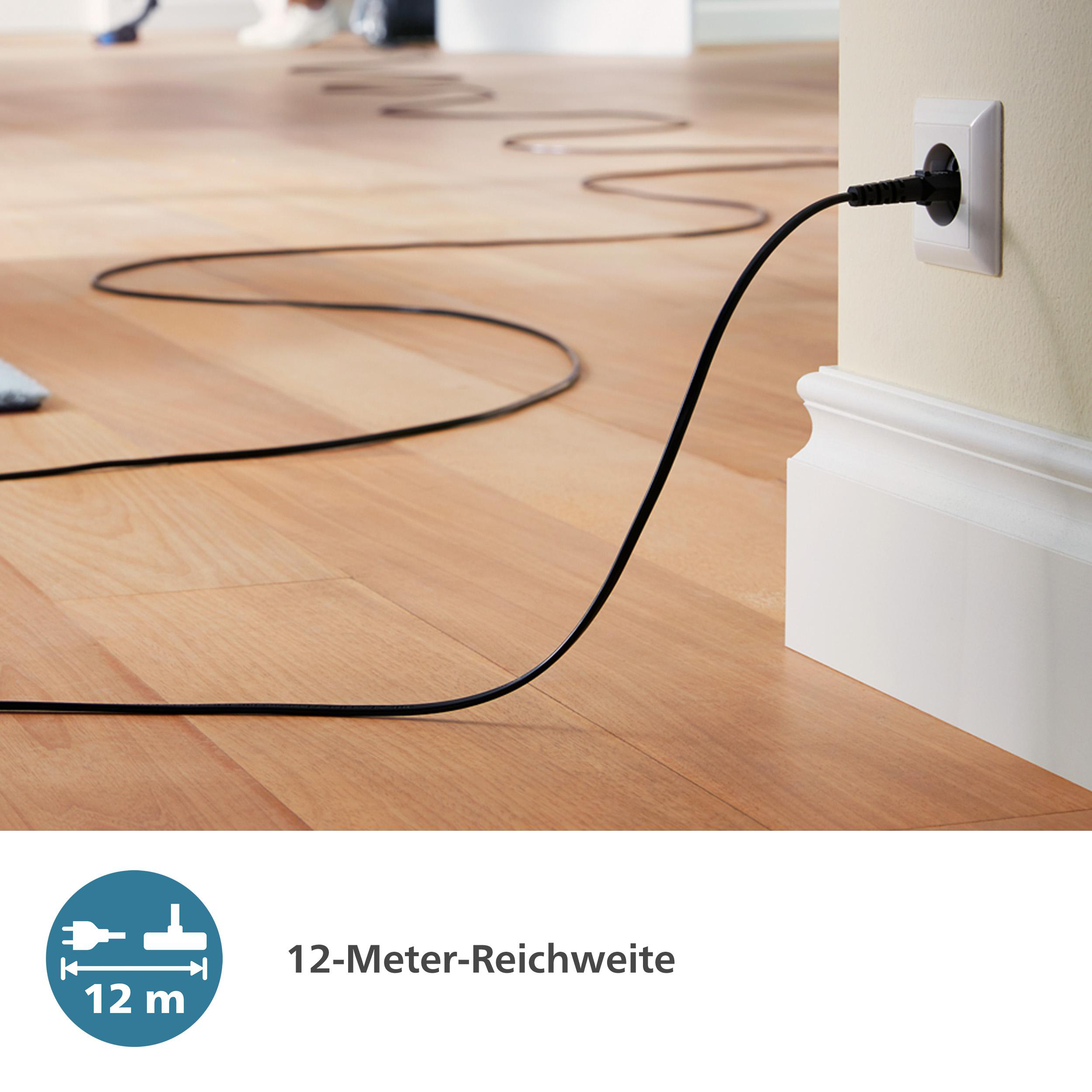 Schwarzes Kabel in einer Steckdose. Das Kabel verläuft über einen Holzboden.