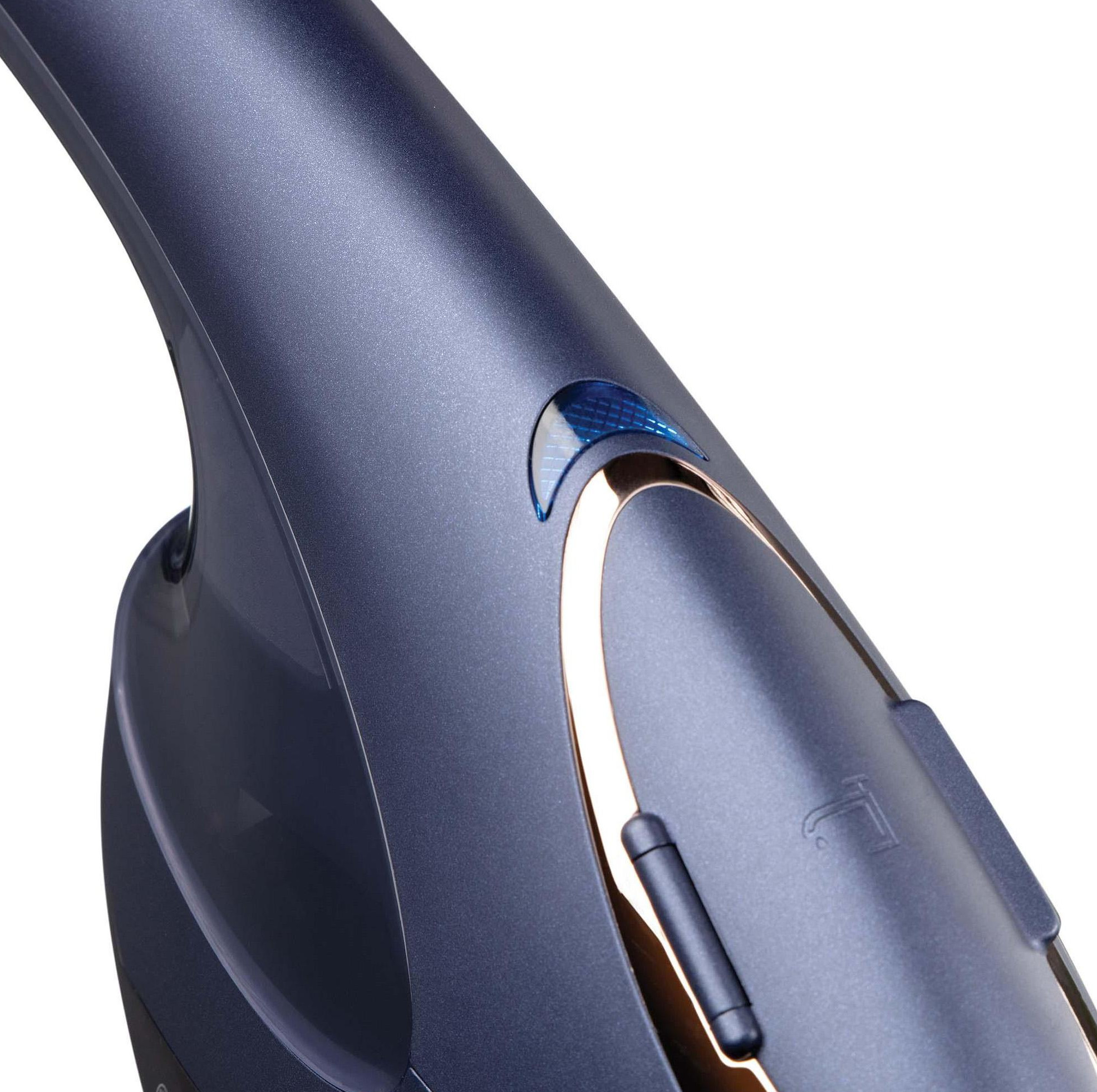 Zbliżenie niebiesko-szarego urządzenia. Posiada zakrzywioną konstrukcję ze złotymi akcentami i przyciskiem. Białe tło.