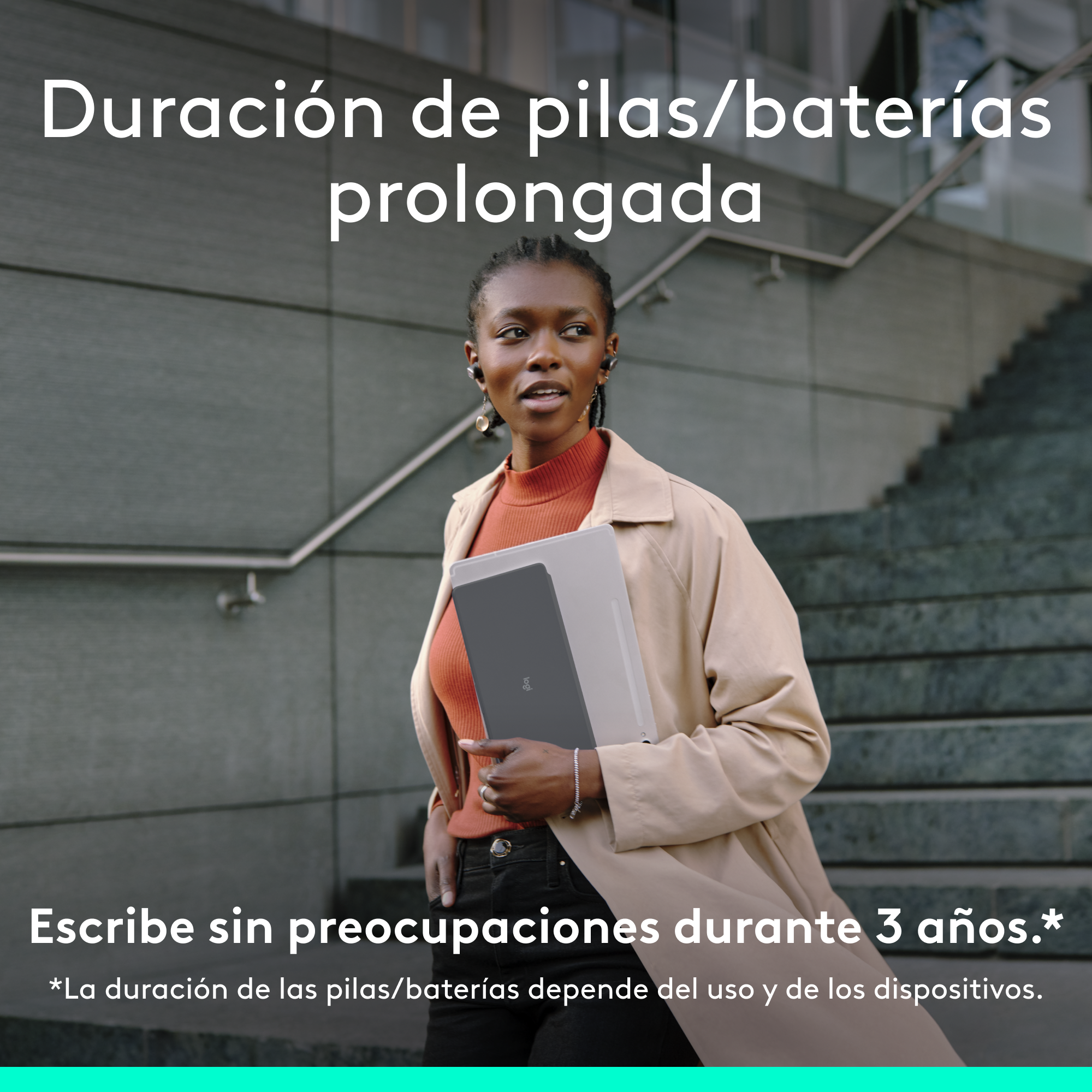Mujer con tableta subiendo escaleras; texto sobre batería y escritura sin preocupaciones.