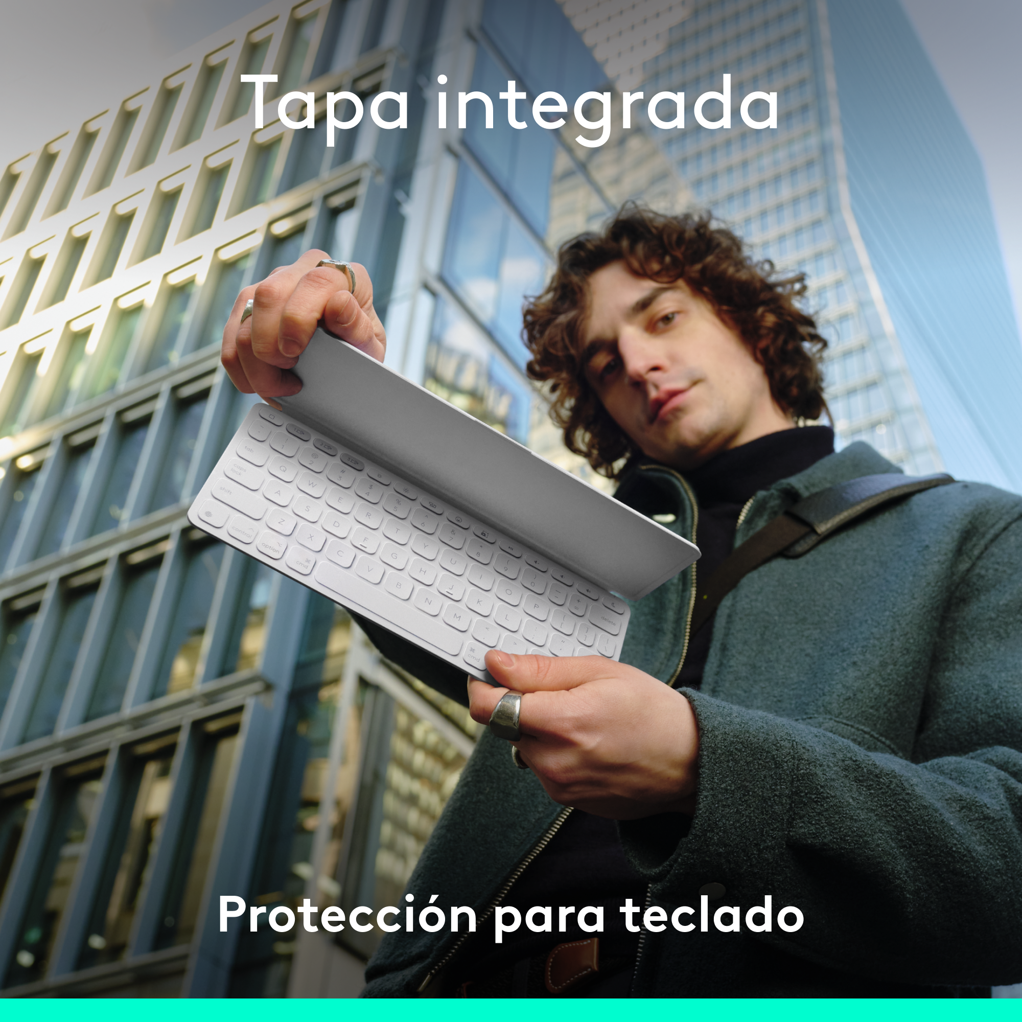 Un hombre sosteniendo un teclado blanco. El texto 'Tapa integrada' está arriba. 'Protección para teclado' abajo.