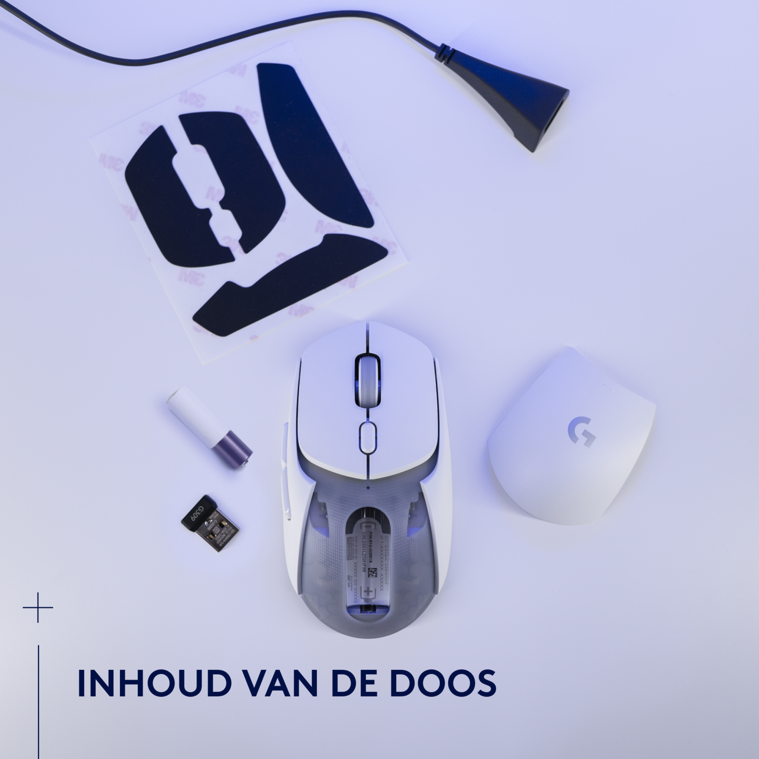 Witte gamingmuis gedemonteerd. Onderdelen: batterij, ontvanger, stickers.