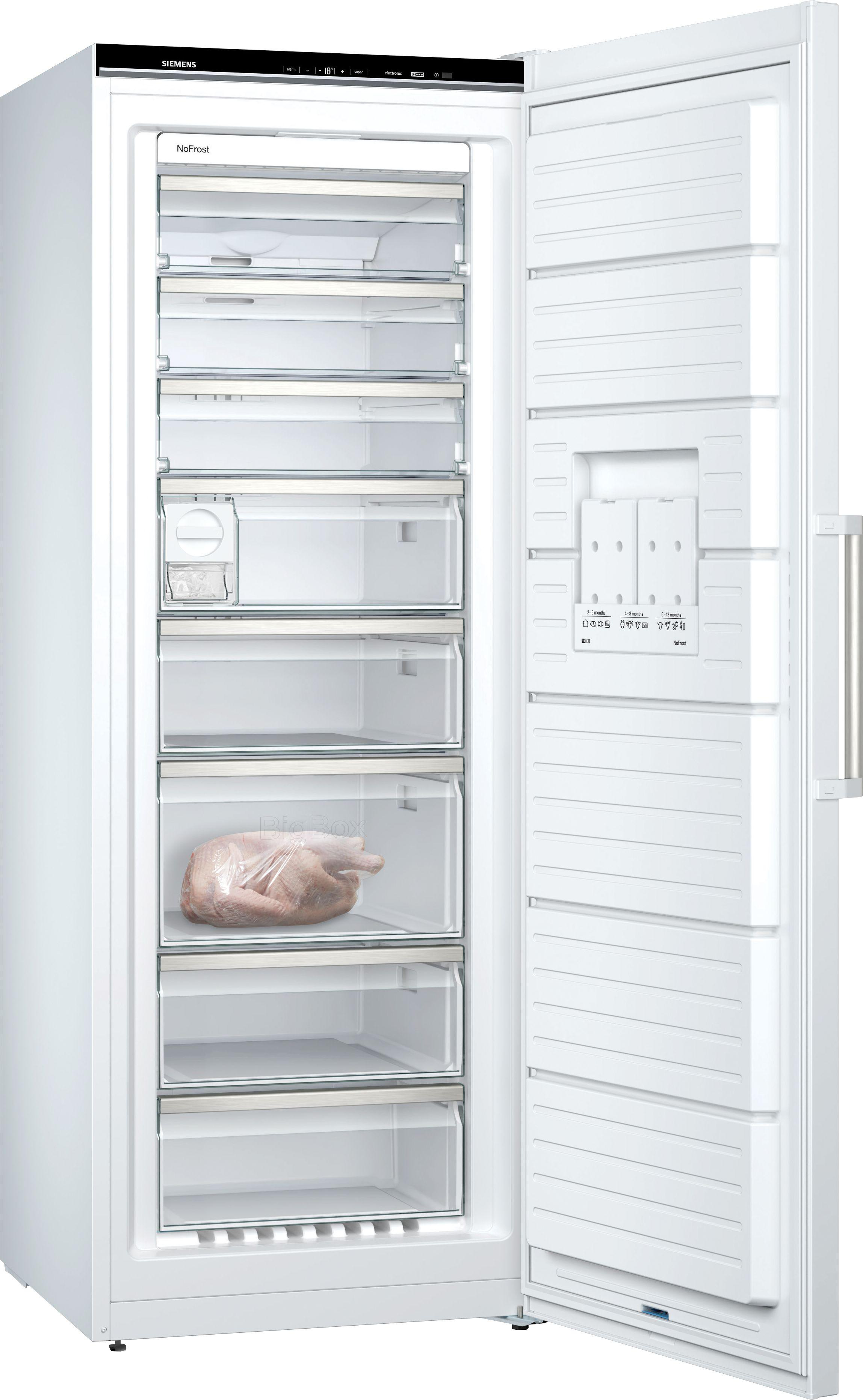 Weißer Kühlschrank, geöffnet, um Regale und einen gefrorenen Truthahn zu zeigen.