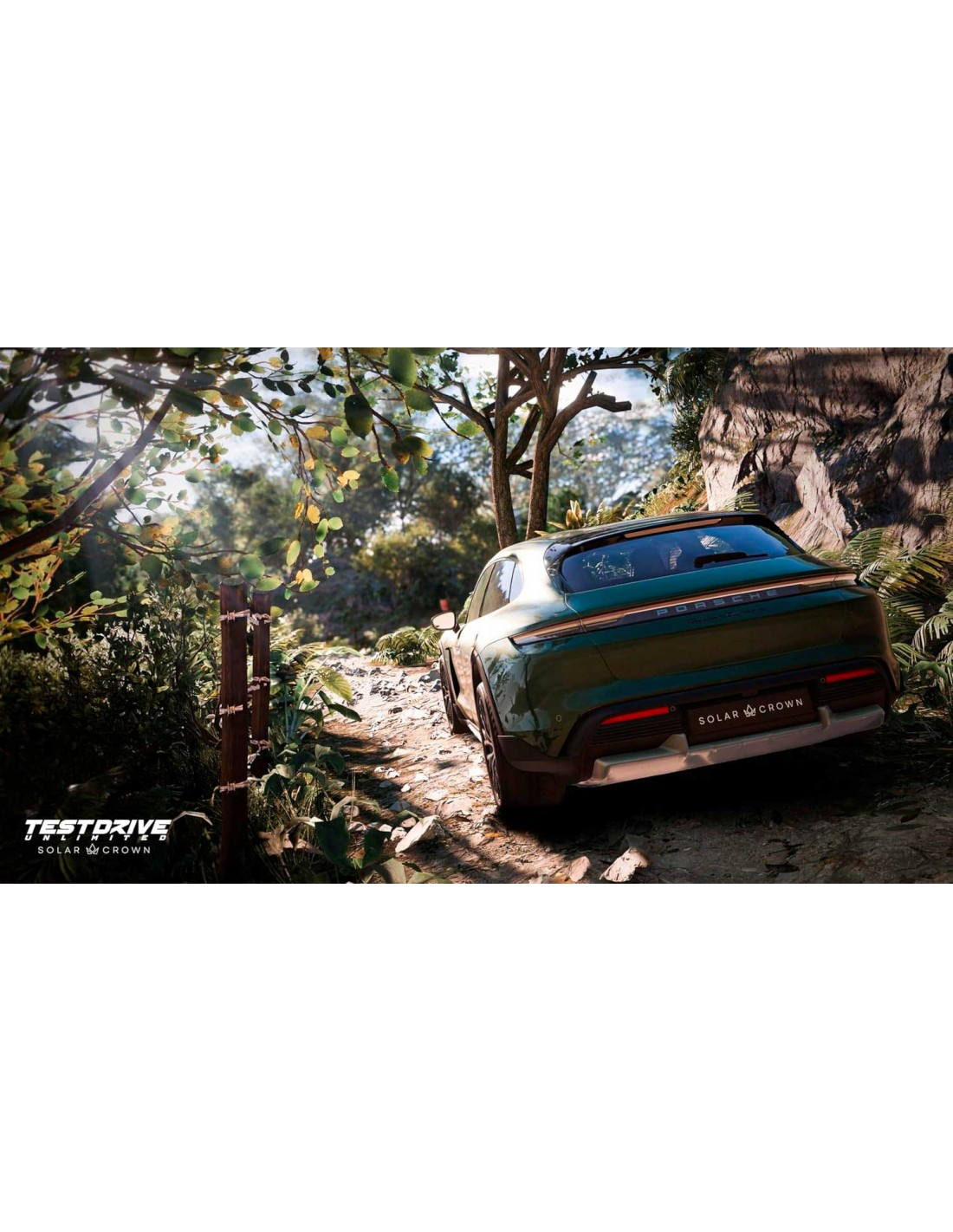 Un coche verde en un camino de tierra en una escena de bosque. El coche se aleja del espectador.