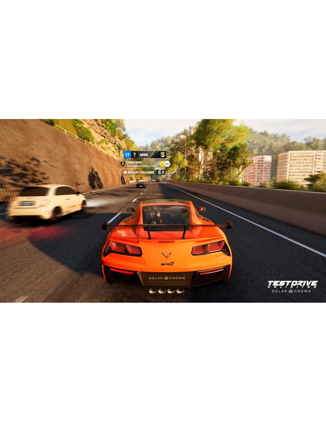 Vista de un juego de carreras que muestra un coche naranja en una autopista con otros coches.
