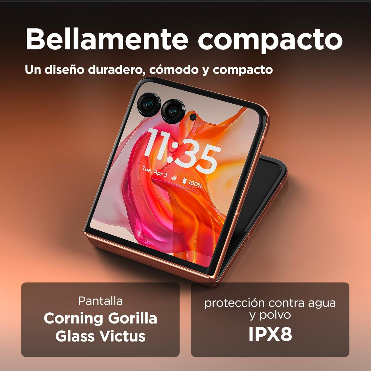 Teléfono inteligente plegable, cerrado, mostrando la hora y la batería en la pantalla, con texto.