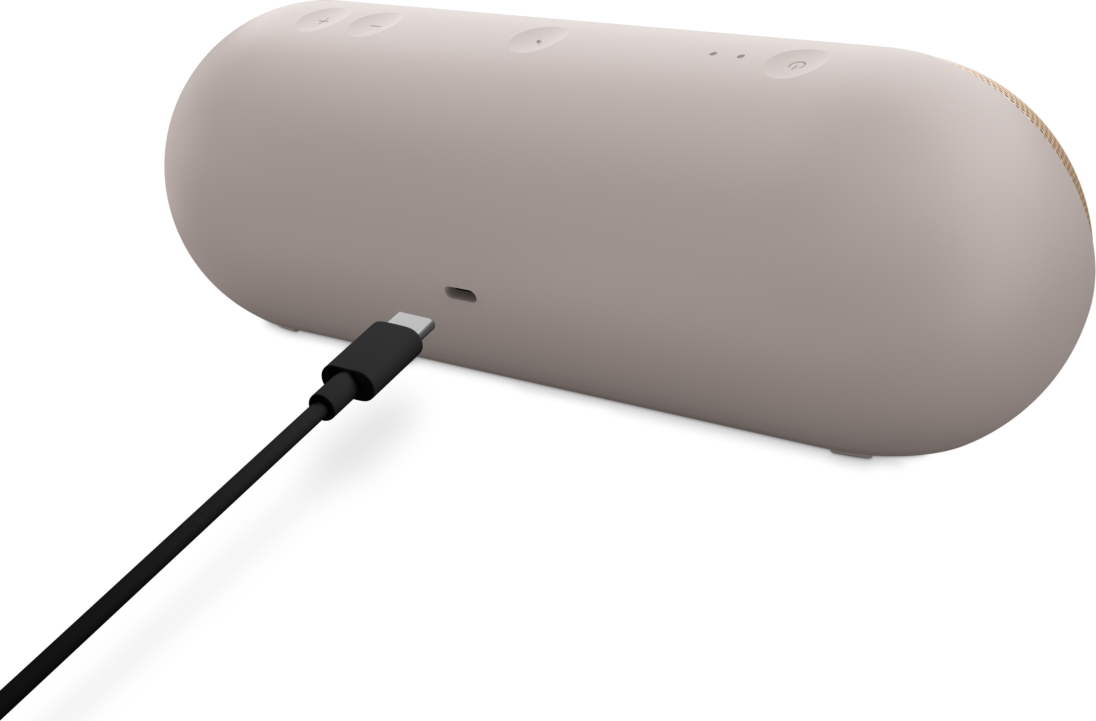 Ordinateur portable avec mains sur le clavier, sur un bureau en bois.