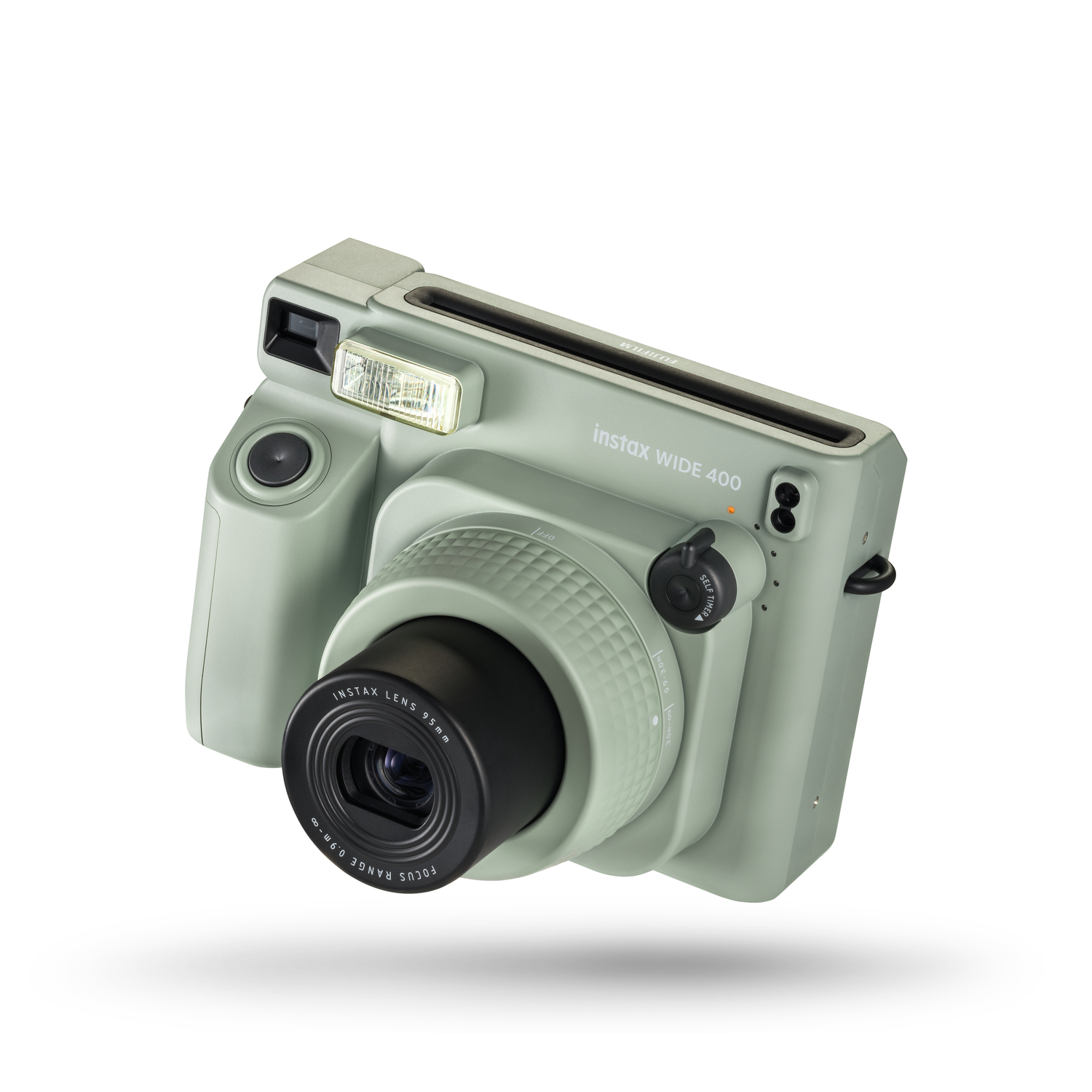 Een lichtgroene Instax Wide 400 camera op een witte achtergrond. Hij heeft een zwarte lens en een flitser.