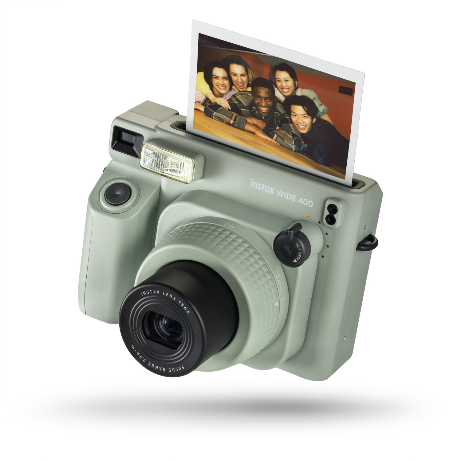 Een lichtgroene Instax Wide 400 camera met een foto van mensen, op een witte achtergrond.