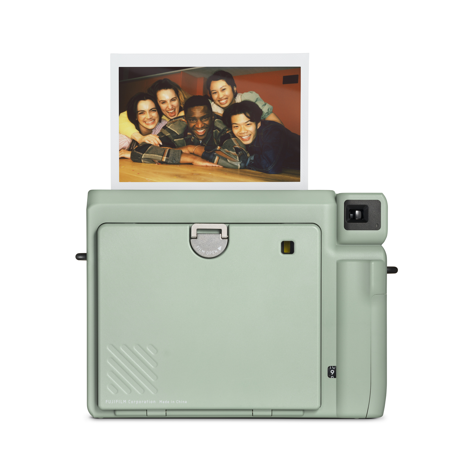 Een groene instant camera met een foto van mensen. De camera heeft een flitser en een lens.