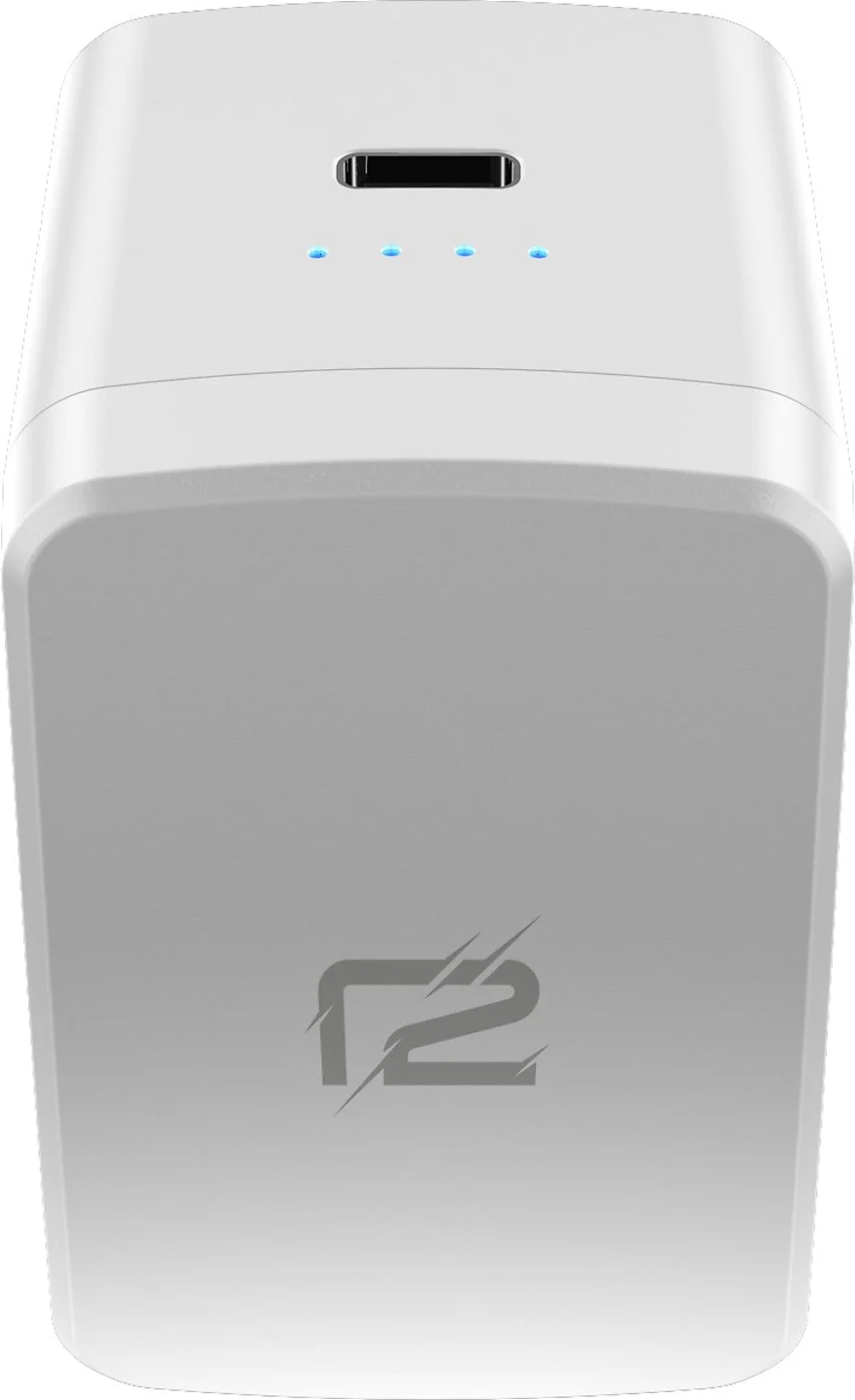 Adaptateur secteur blanc avec port USB-C en haut et trois voyants bleus.