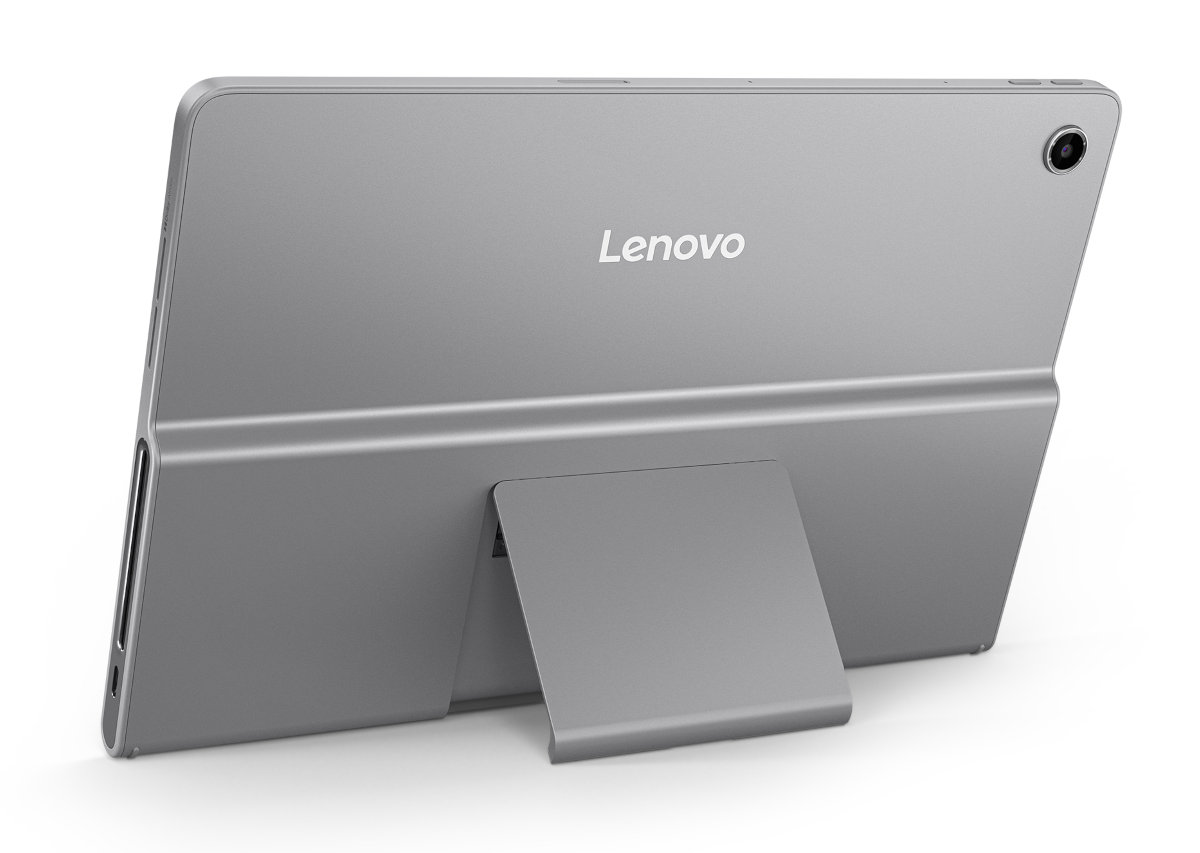 Srebrzysty tablet, widok z tyłu, z rozłożoną podstawką. Logo Lenovo widoczne.