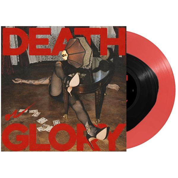 Death Glory bakelit lemez borító. Egy nő sarokkal egy asztalon van, a kártyákkal.