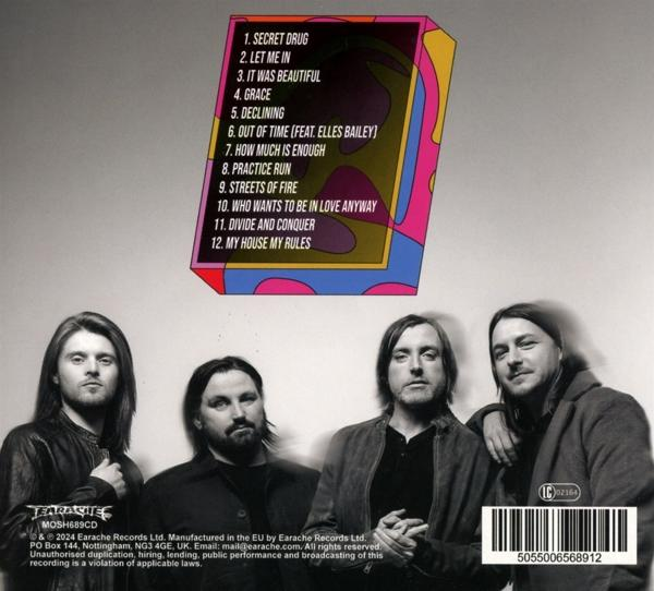 Albumcover mit Bandmitgliedern und Titelliste.