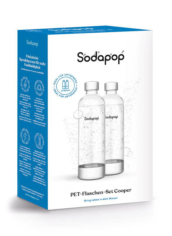 Eine Schachtel von Sodapop mit zwei Wasserflaschen darin. Die Schachtel ist blau und weiß, mit Text und Bildern.