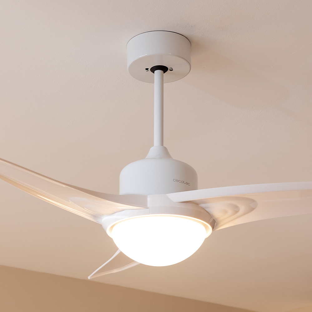 Ventilador de techo blanco con tres aspas y una luz central. El ventilador está montado en un techo blanco.