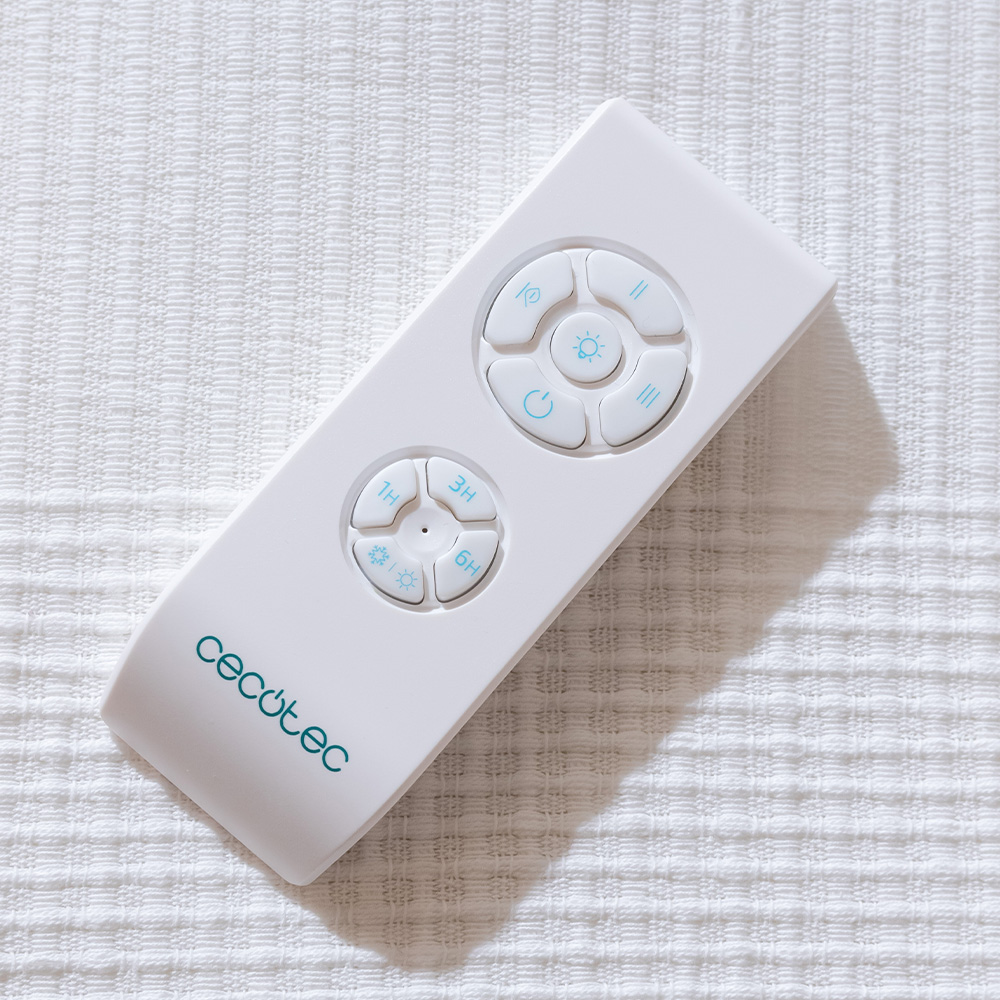 Control remoto blanco con botones sobre fondo blanco texturizado.