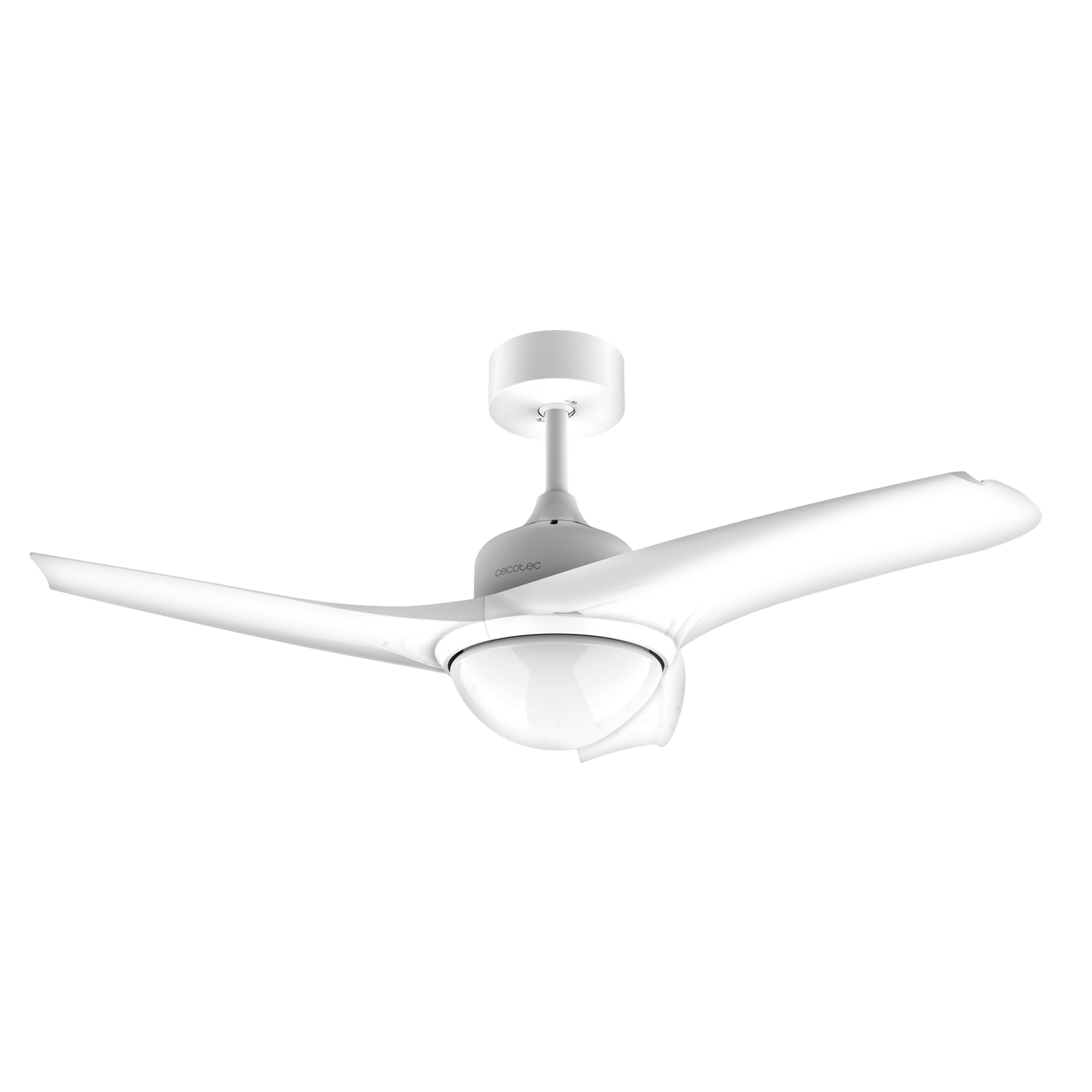 Ventilador de techo blanco con tres aspas y luz. Fondo negro.