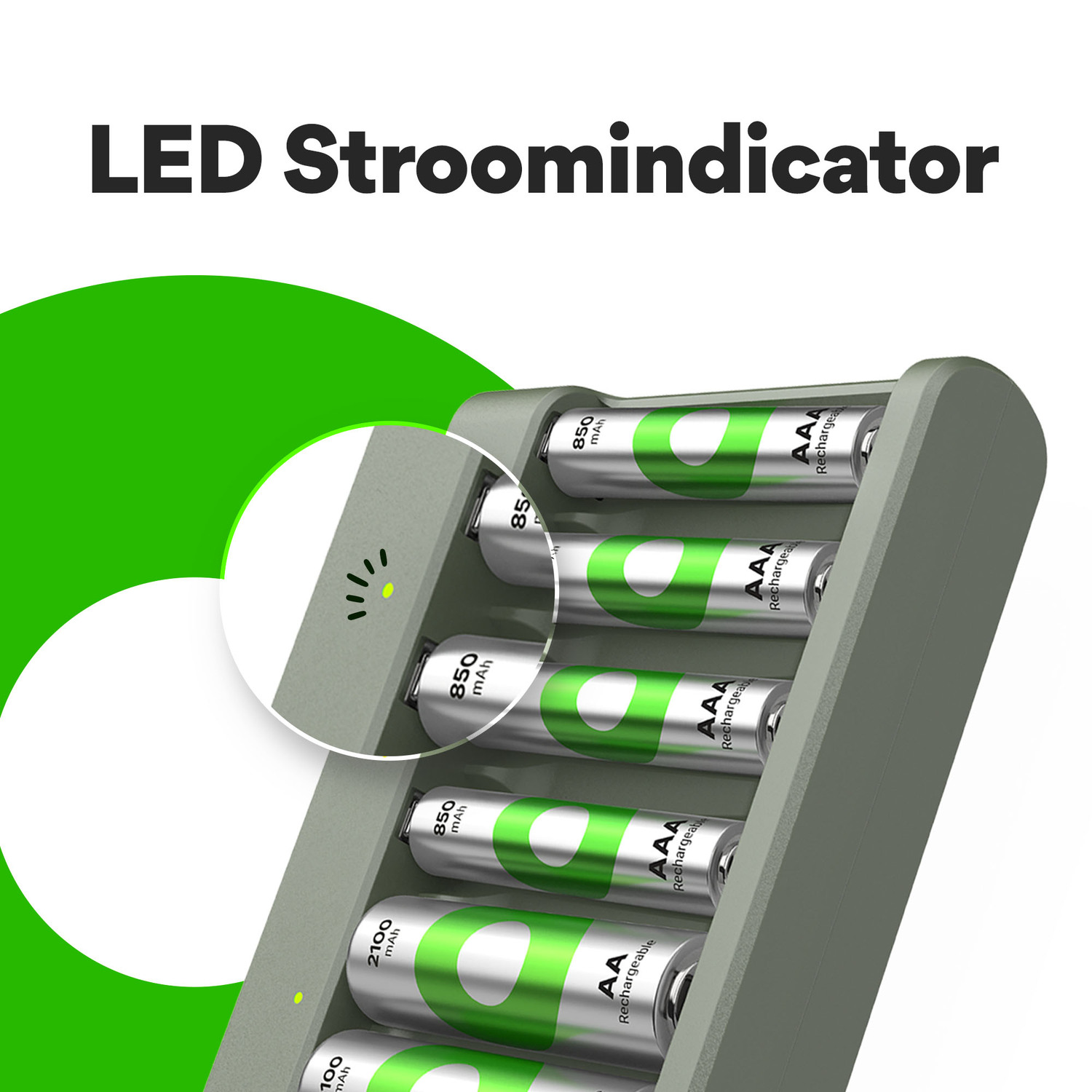 Oplader met batterijen. Groene en witte batterijen in een grijze oplader.