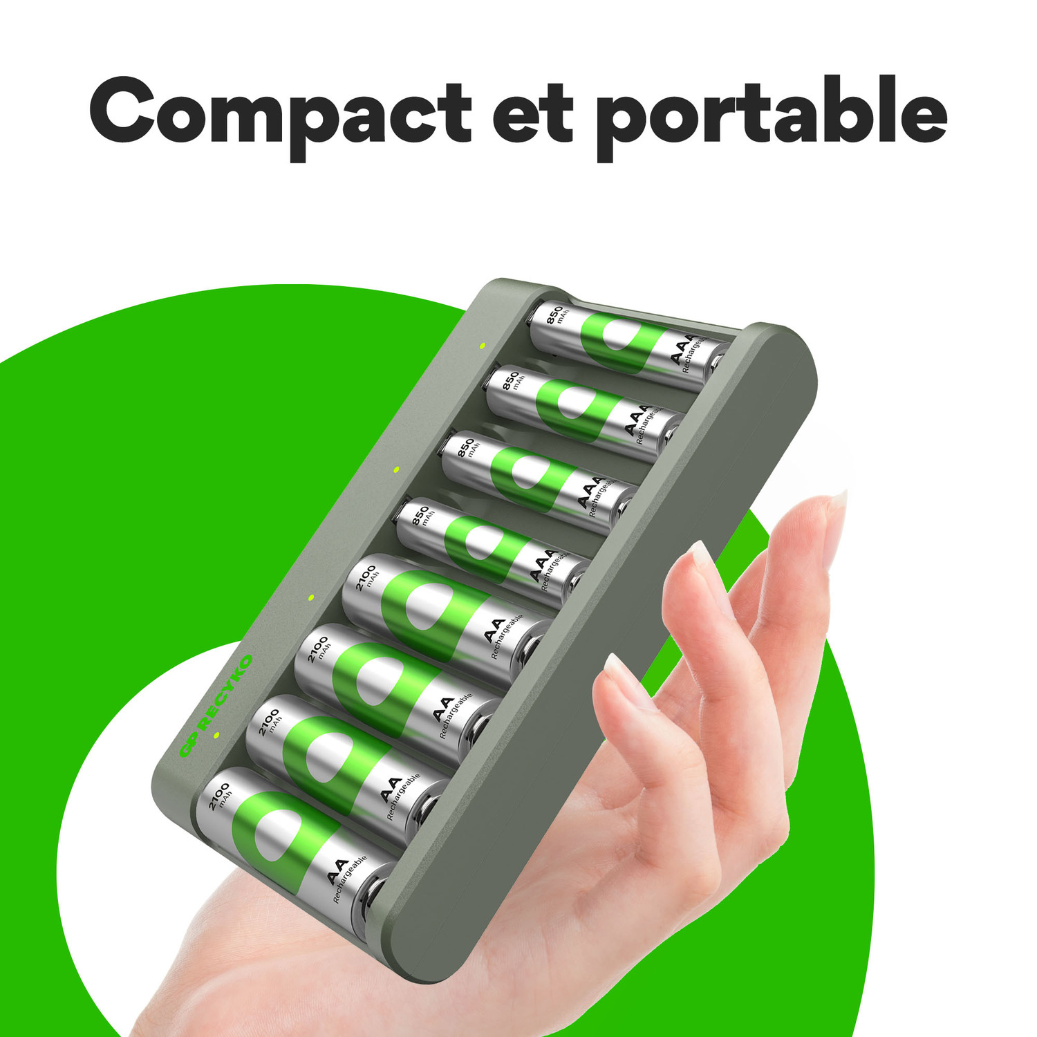 Un chargeur de batterie avec les types de piles AA, AAA, C, D et 9V, sur fond vert.