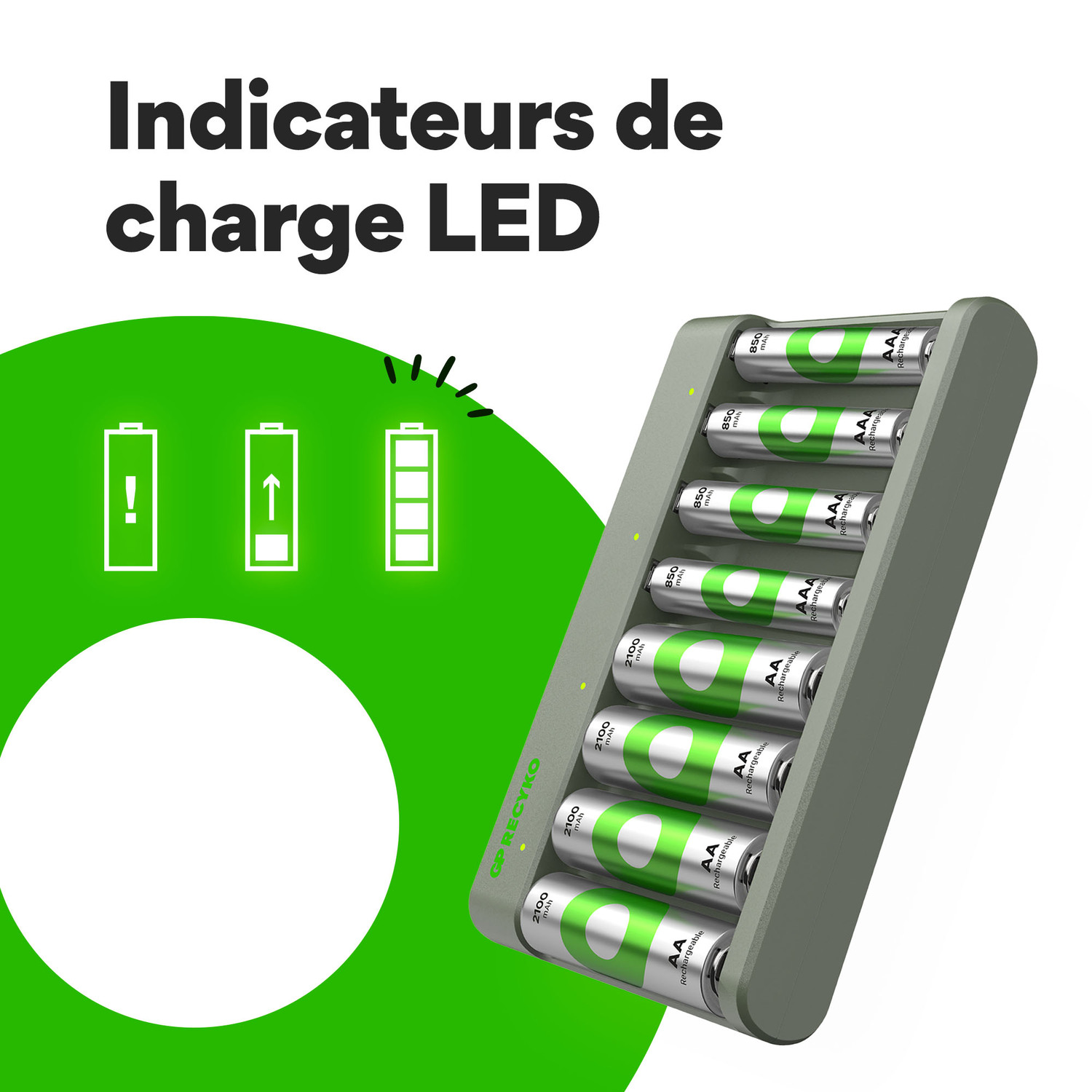 Chargeur de batterie gris avec sept piles AA et indicateurs de charge LED. Fond vert.