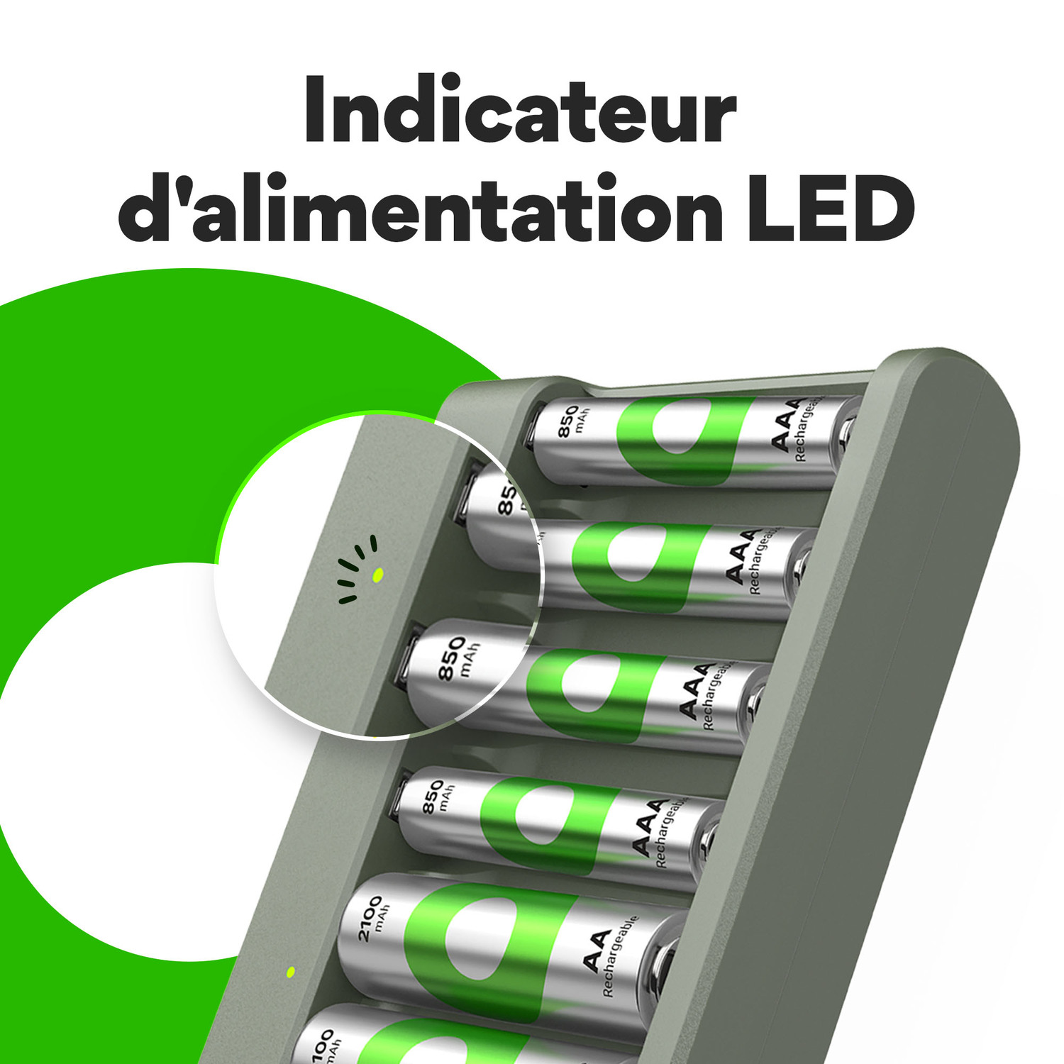 Gros plan sur un chargeur de batterie avec batteries et indicateur LED.
