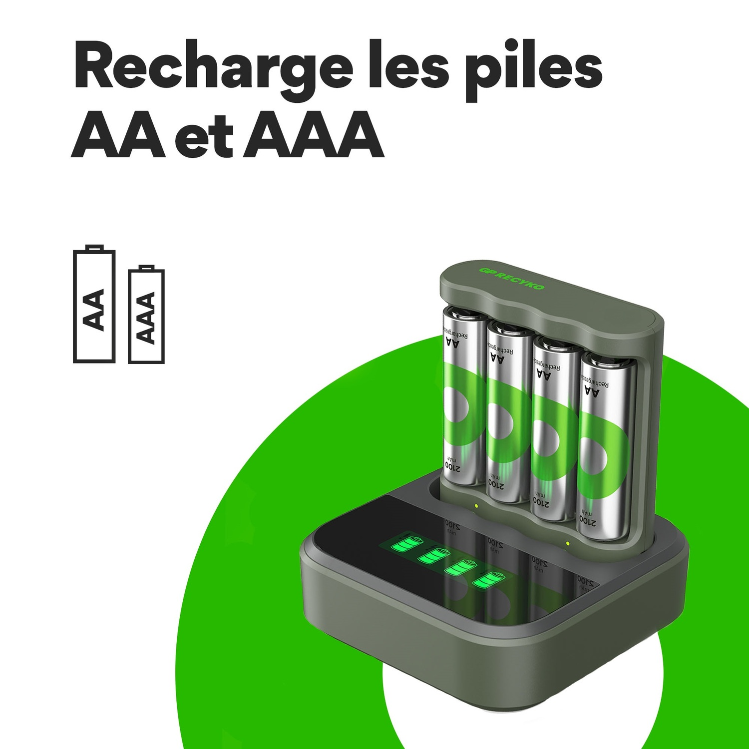 Un chargeur avec piles AA et AAA. Le chargeur a une base verte avec quatre fentes de charge.