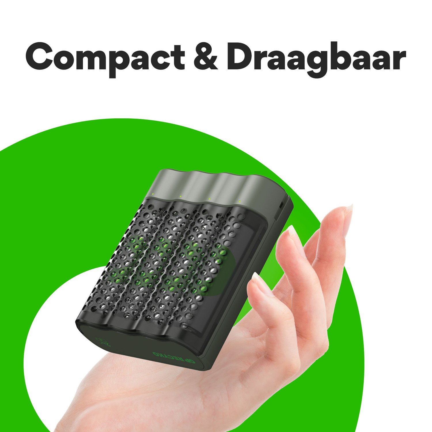 Een hand die een compacte batterijlader vasthoudt met een zwart, geperforeerd ontwerp.