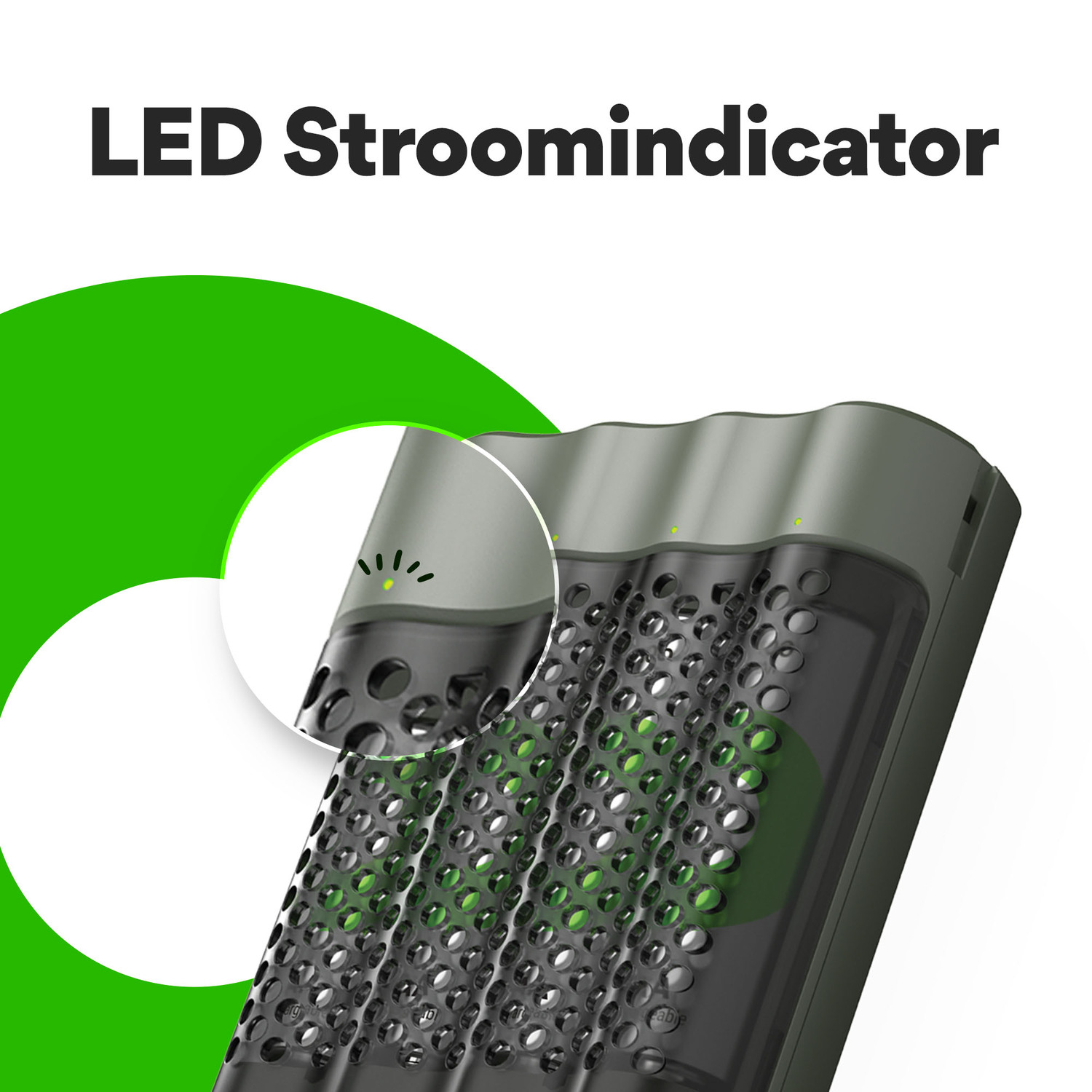 Close-up van een oplader met LED-indicator. Groene lichten zijn zichtbaar.