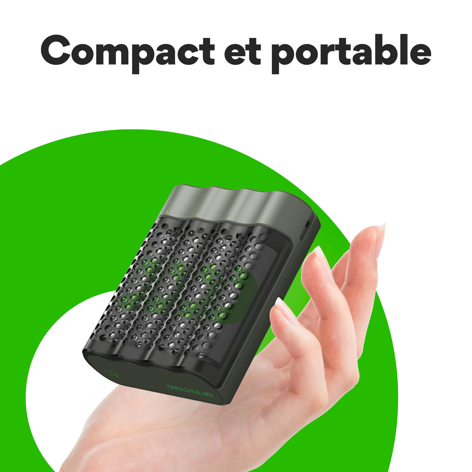 Une main tenant un chargeur de batterie compact avec un design noir perforé.