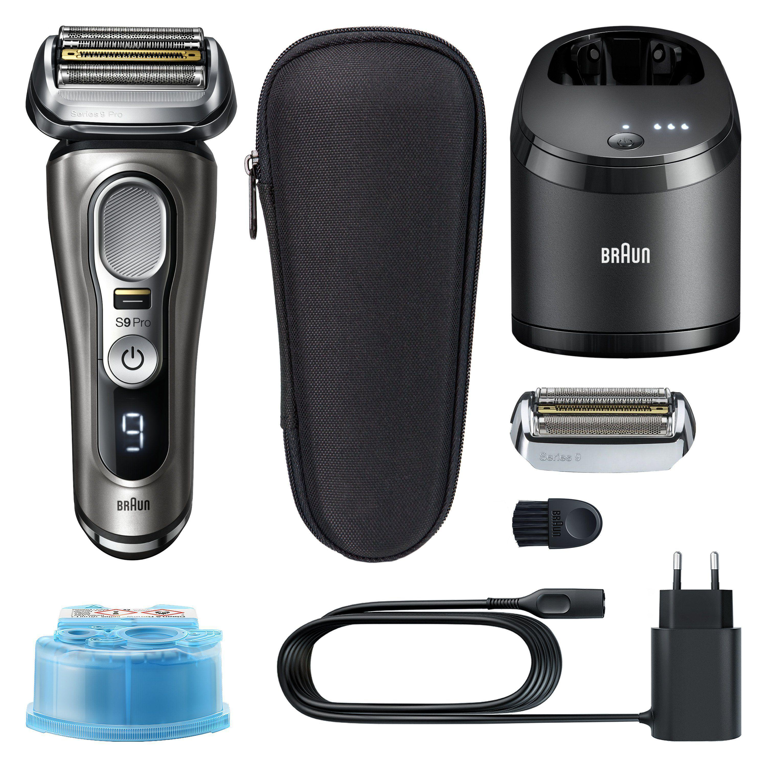 Ein Braun Rasierer-Set. Enthält den Rasierer, die Reinigungsstation, die Reisetasche, den Ersatzkopf, die Bürste, das Ladegerät und ein Kabel.