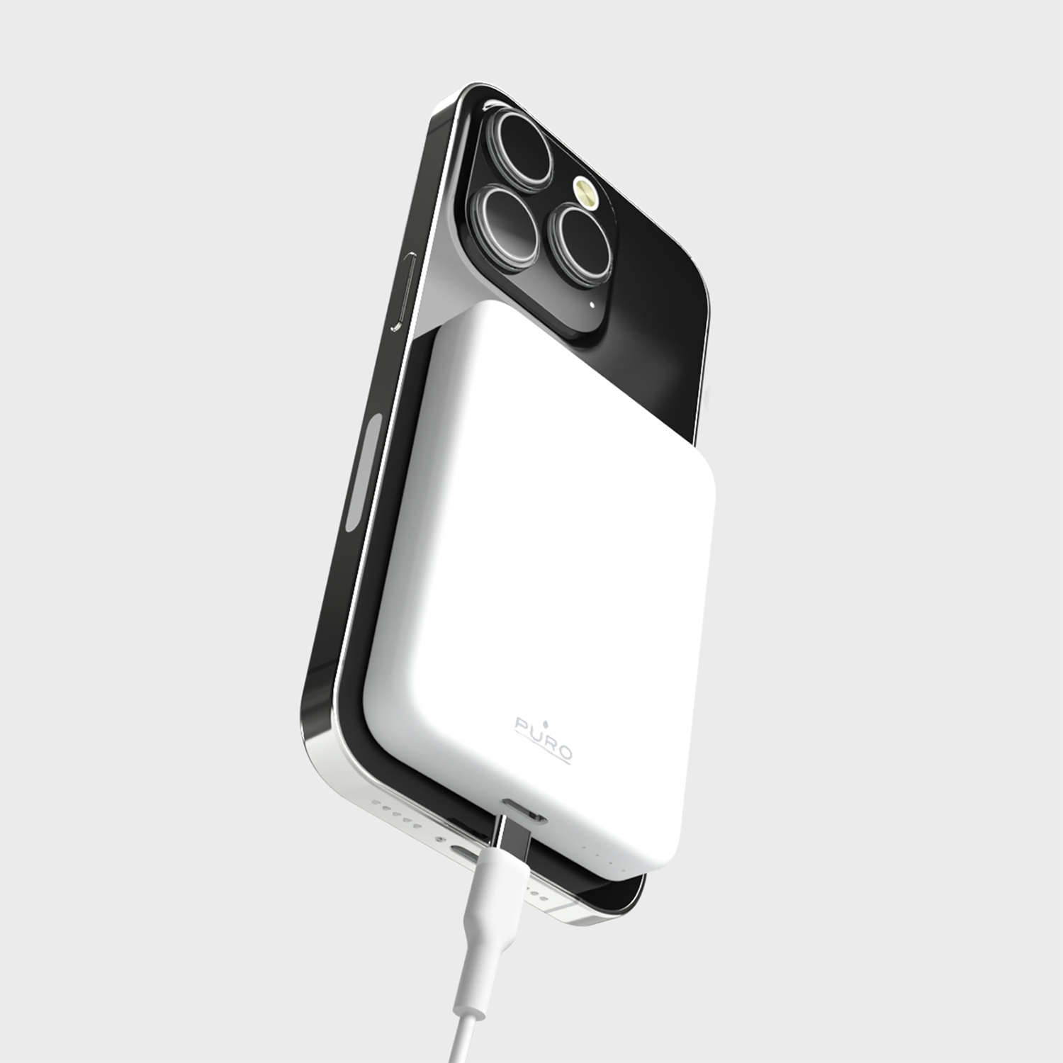 Power bank bianca collegata a un telefono nero con più fotocamere. Cavo bianco inserito.