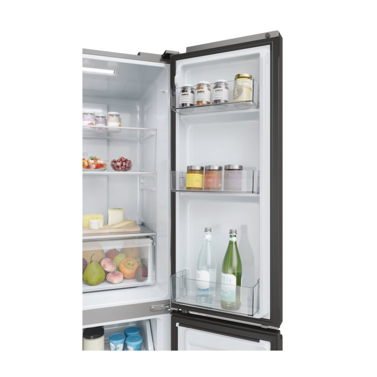 Interno di un frigorifero, con ripiani con alimenti e cassetti.