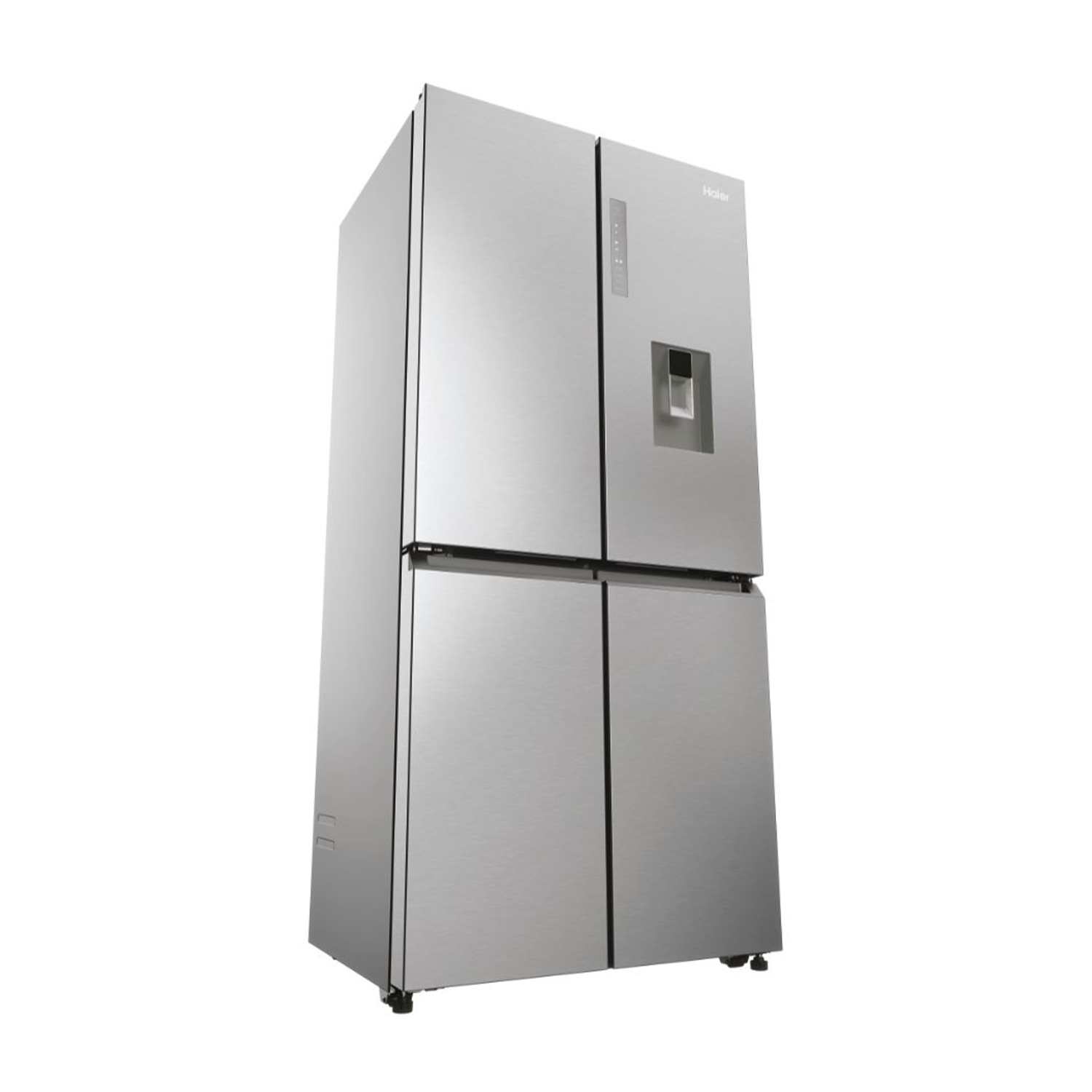 Frigorifero argentato con quattro porte, dispenser di acqua e sfondo bianco.