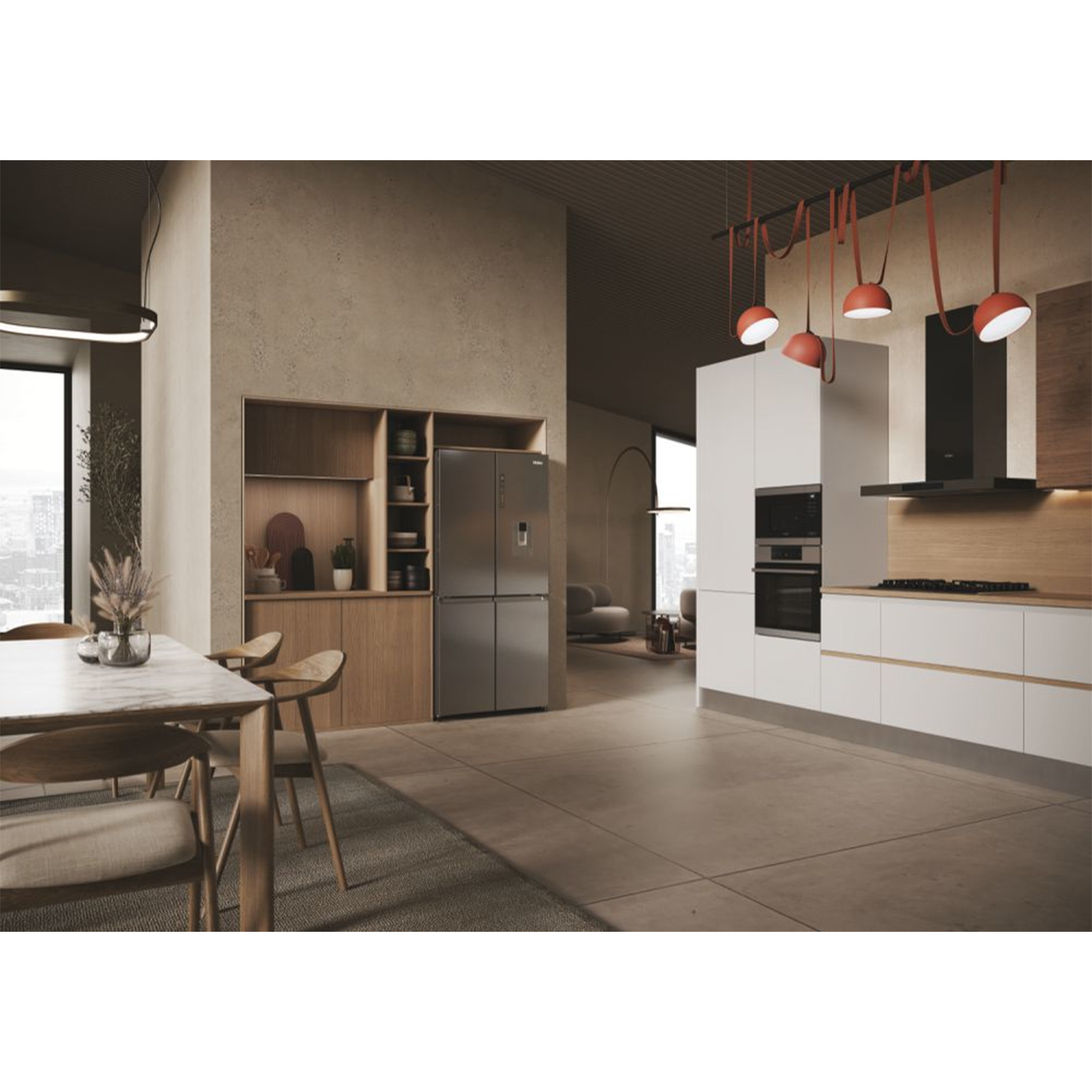 Interno cucina moderna con mobili bianchi, un grande frigorifero e tavolo da pranzo. Lampade a sospensione rosse.
