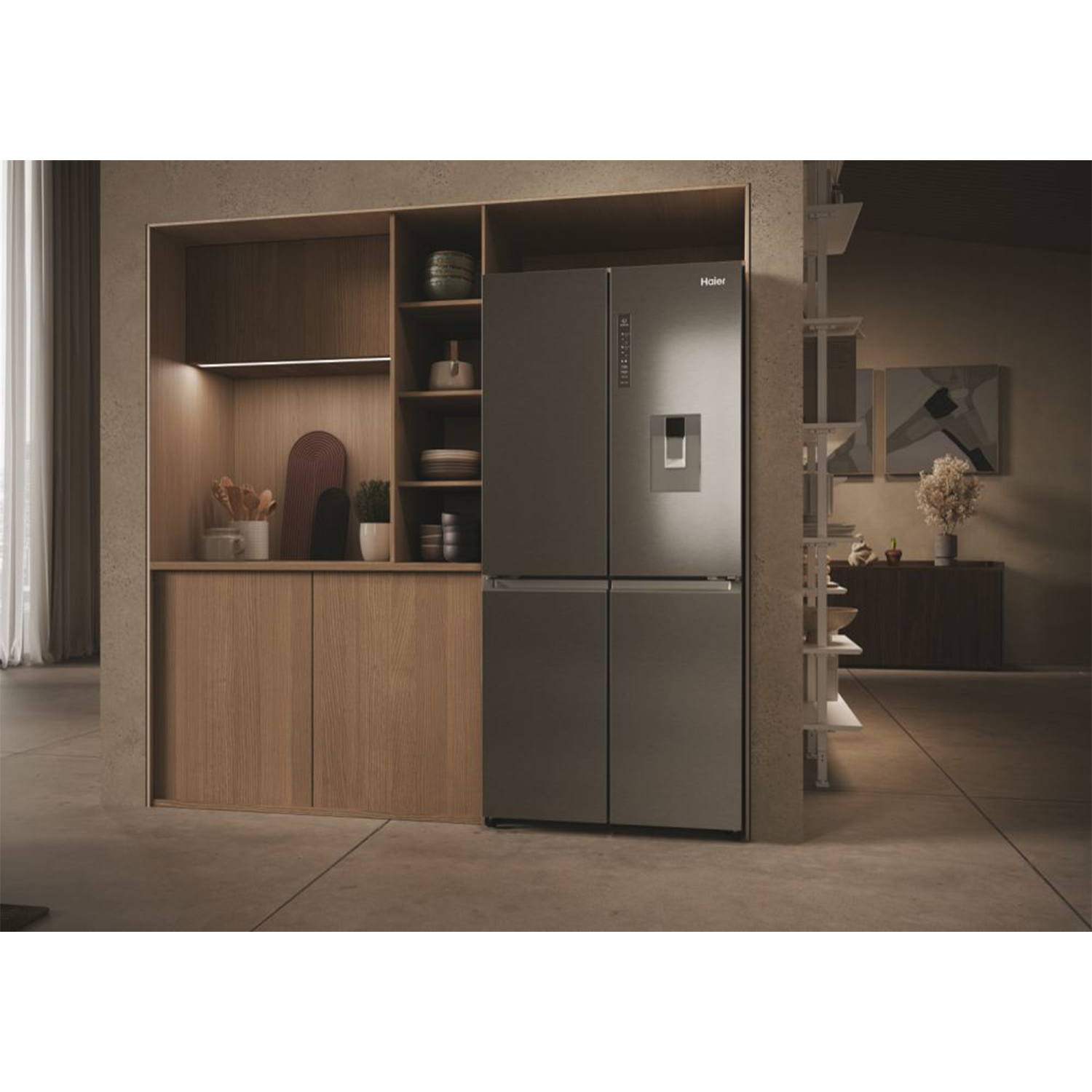 Frigorifero moderno in un ambiente cucina con mobili in legno.