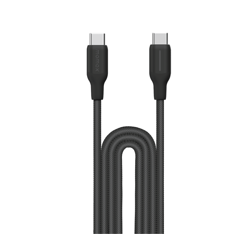 Siyah örgülü USB-C kablosu, Tip-C konnektörleri ve siyah arka plan.