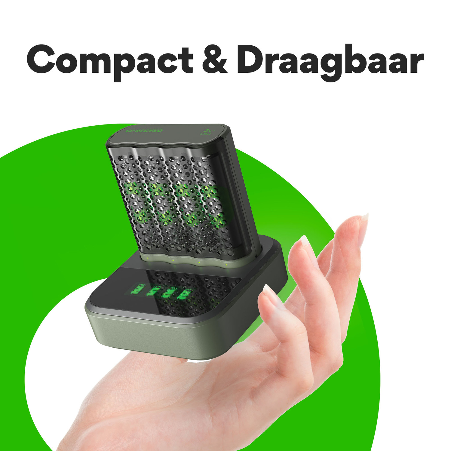 Hand houdt een oplaadapparaat vast, groen licht brandt. Groene en grijze kleur. Witte achtergrond.