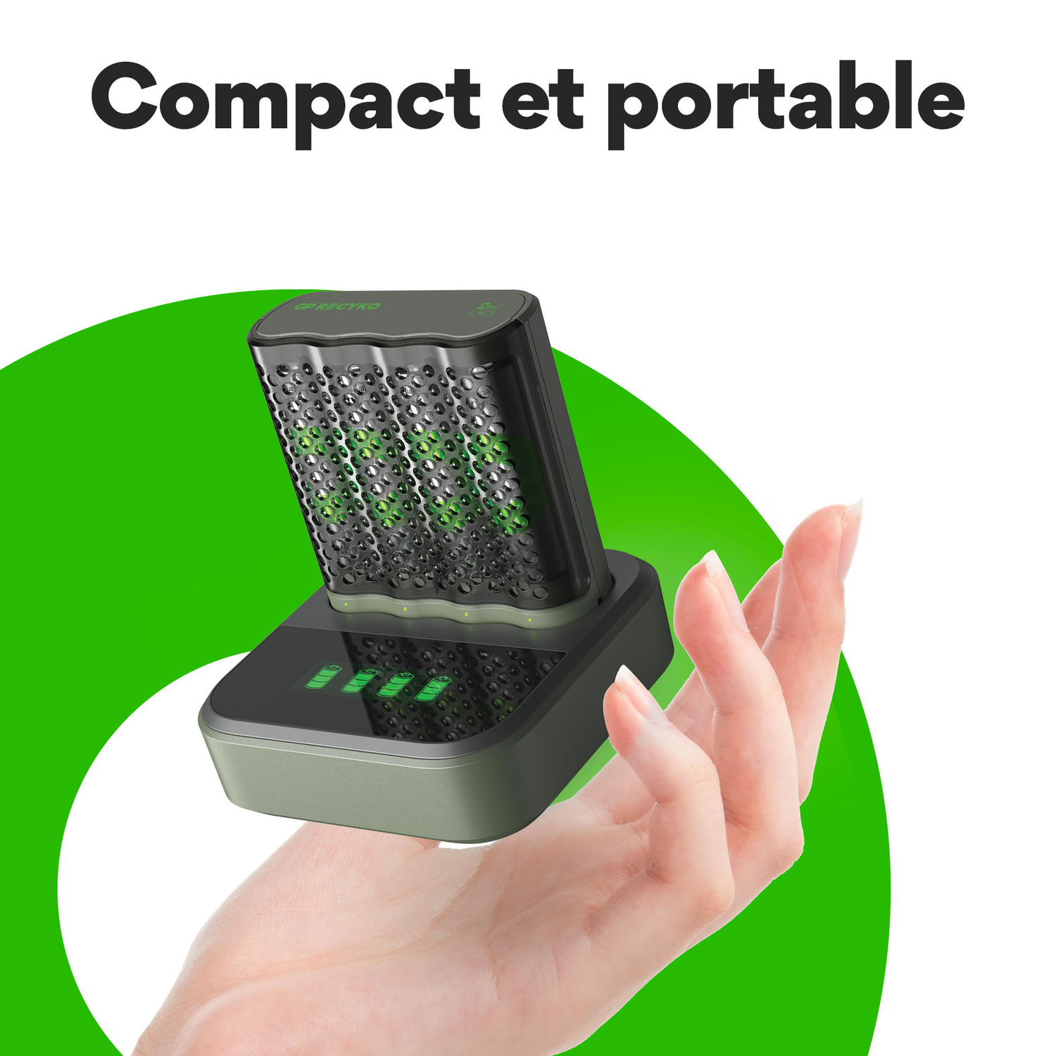 Une main tient un appareil noir et vert avec des lumières vertes, sur un fond blanc.