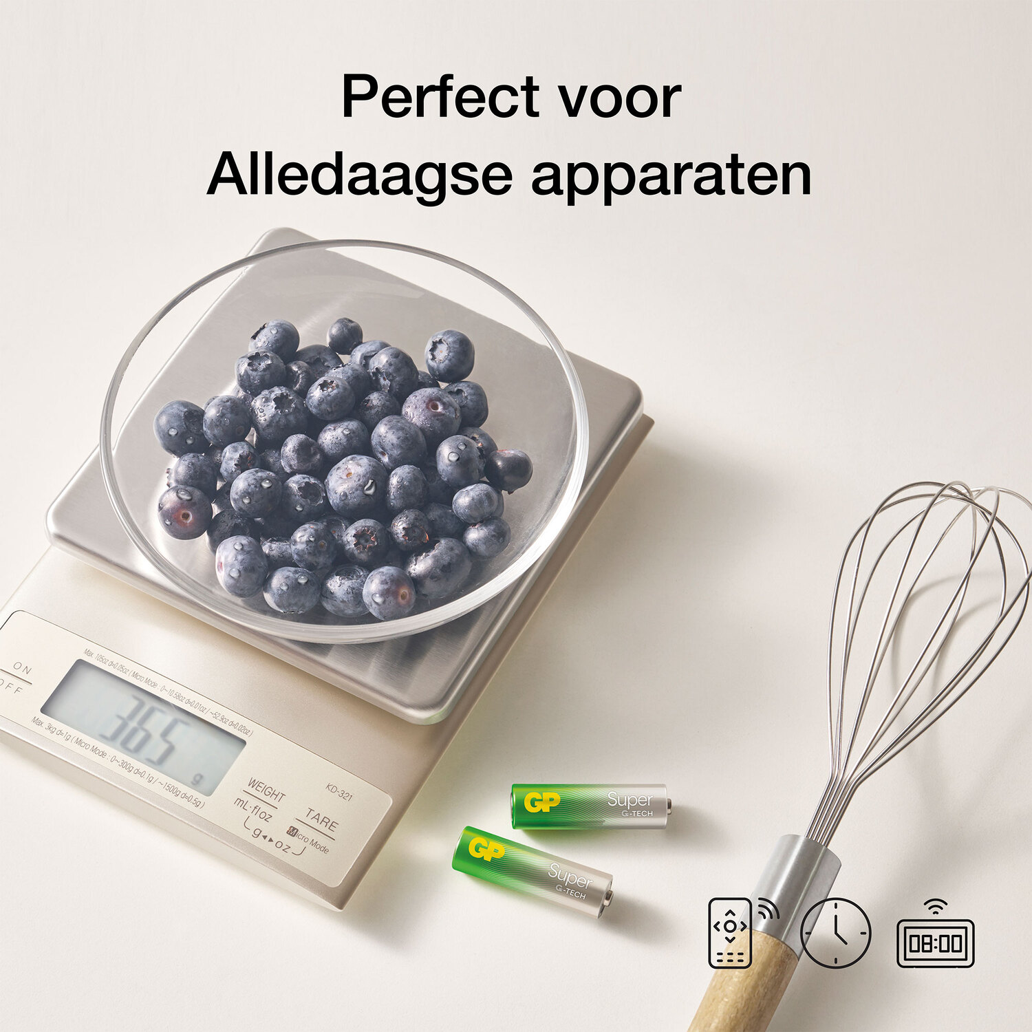 Blauwe bessen in een glazen kom op een weegschaal, batterijen en een garde, tekst: Perfect voor Alledaagse apparaten.