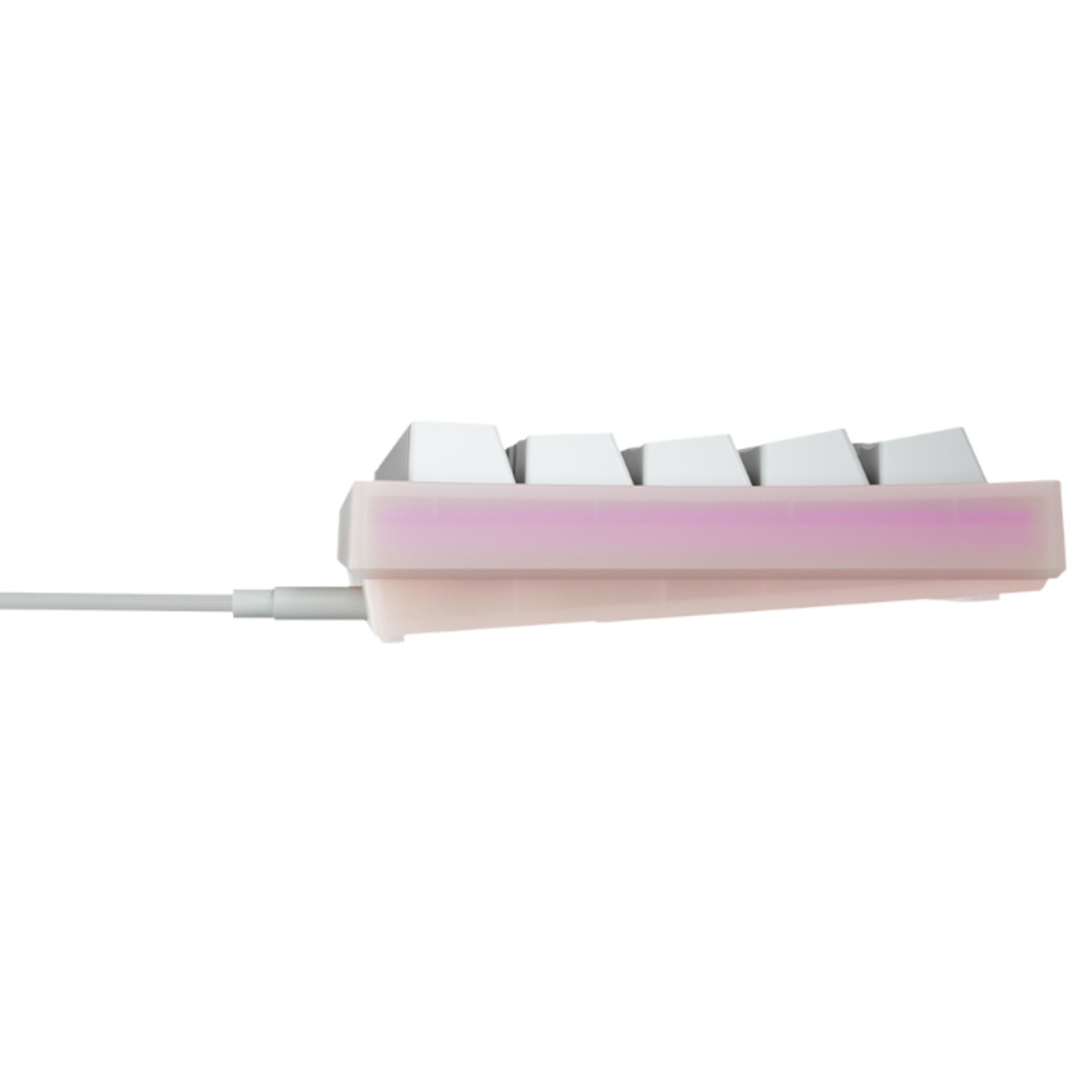 Een zijaanzicht van een wit toetsenbord met roze onderverlichting en een kabel op een zwarte achtergrond.