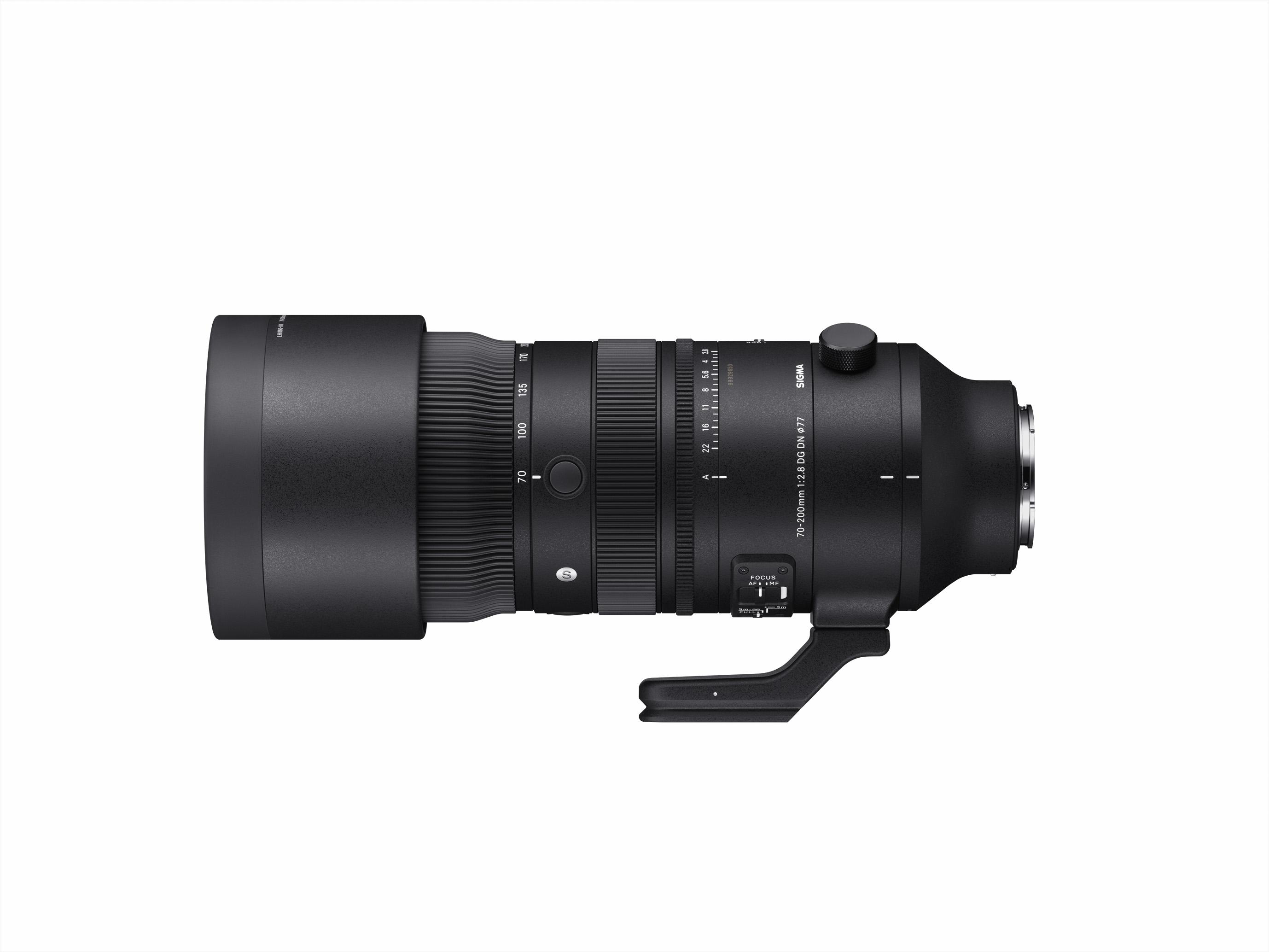Schwarzes Kameraobjektiv mit Fokus- und Zoomringen, Griff und Gegenlichtblende auf Weiß.