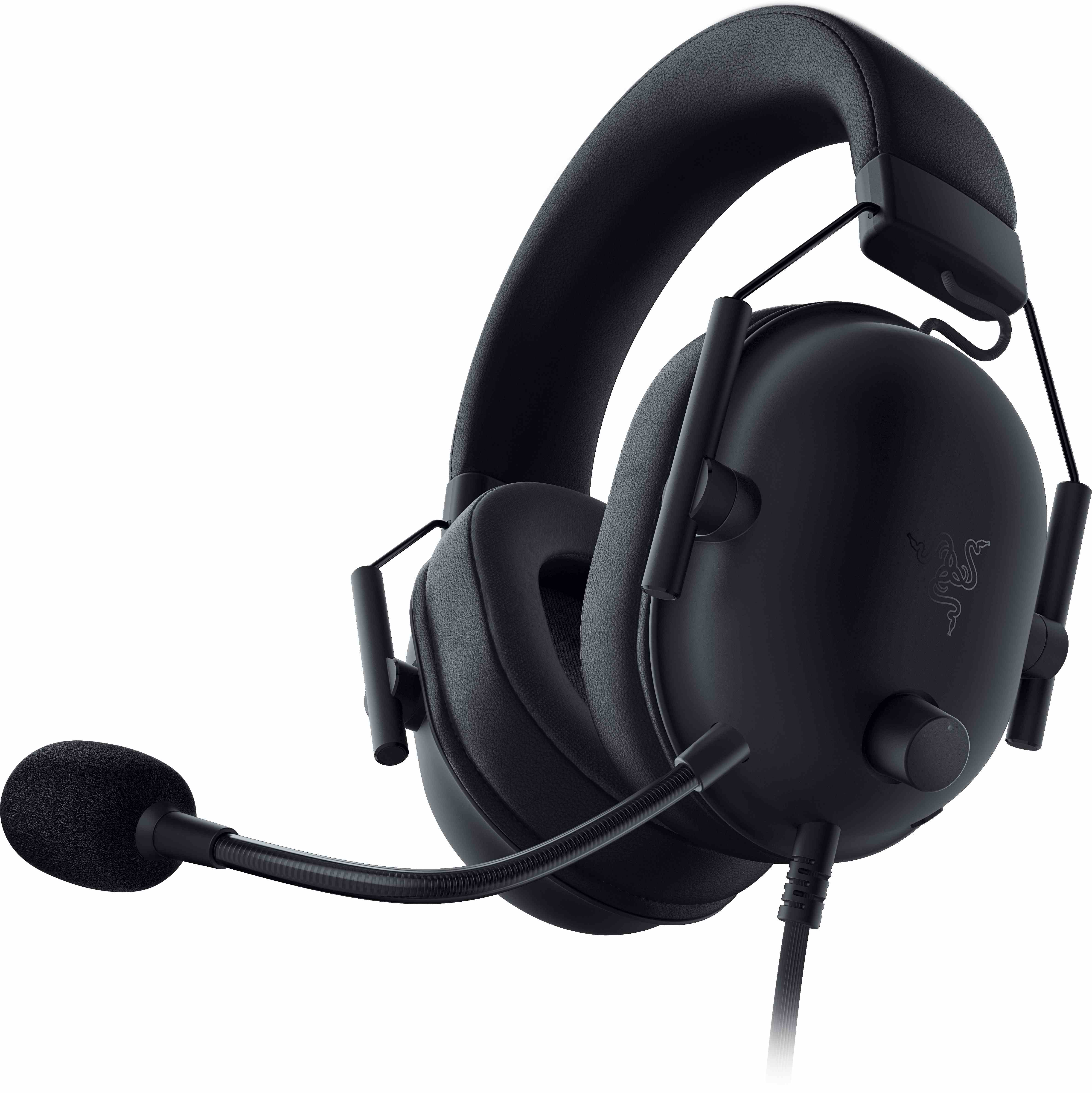 Schwarzes Gaming-Headset mit Mikrofon. Marke Razer, isoliert auf weißem Hintergrund.