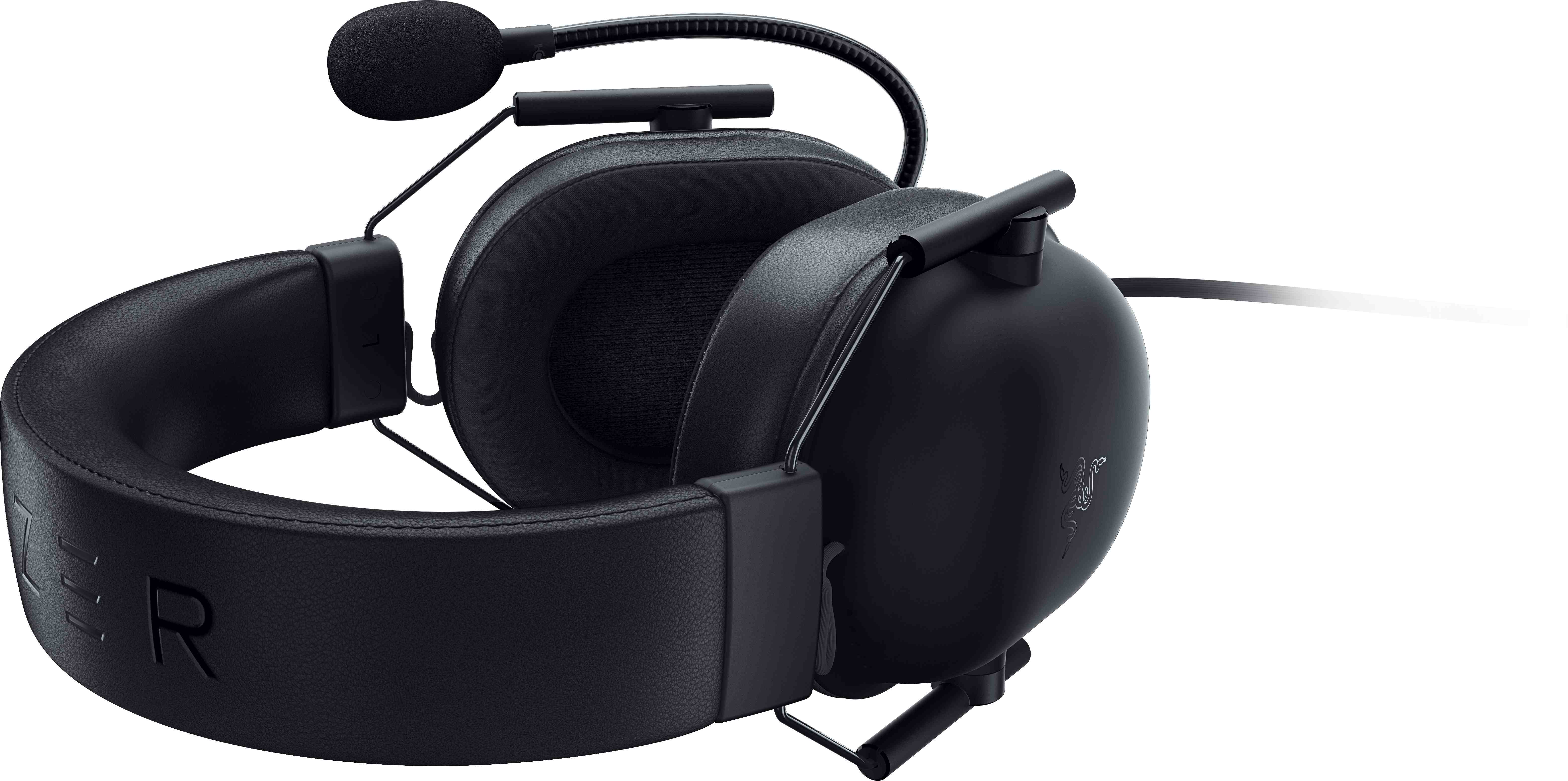 Schwarzes Gaming-Headset mit Mikrofon auf weißem Hintergrund.