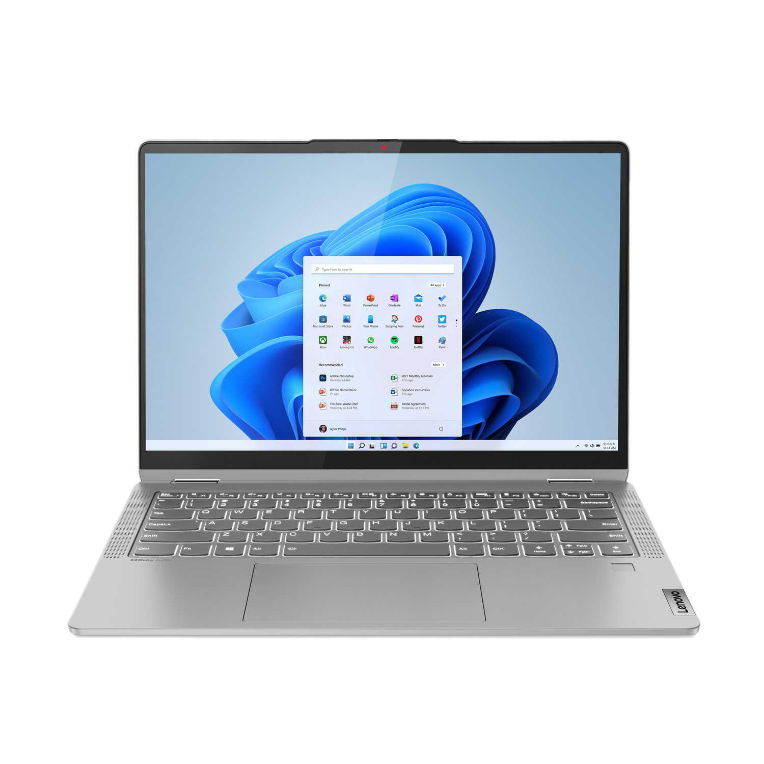 Een zilveren laptop met een geopend Windows 11-scherm, op een zwart oppervlak.